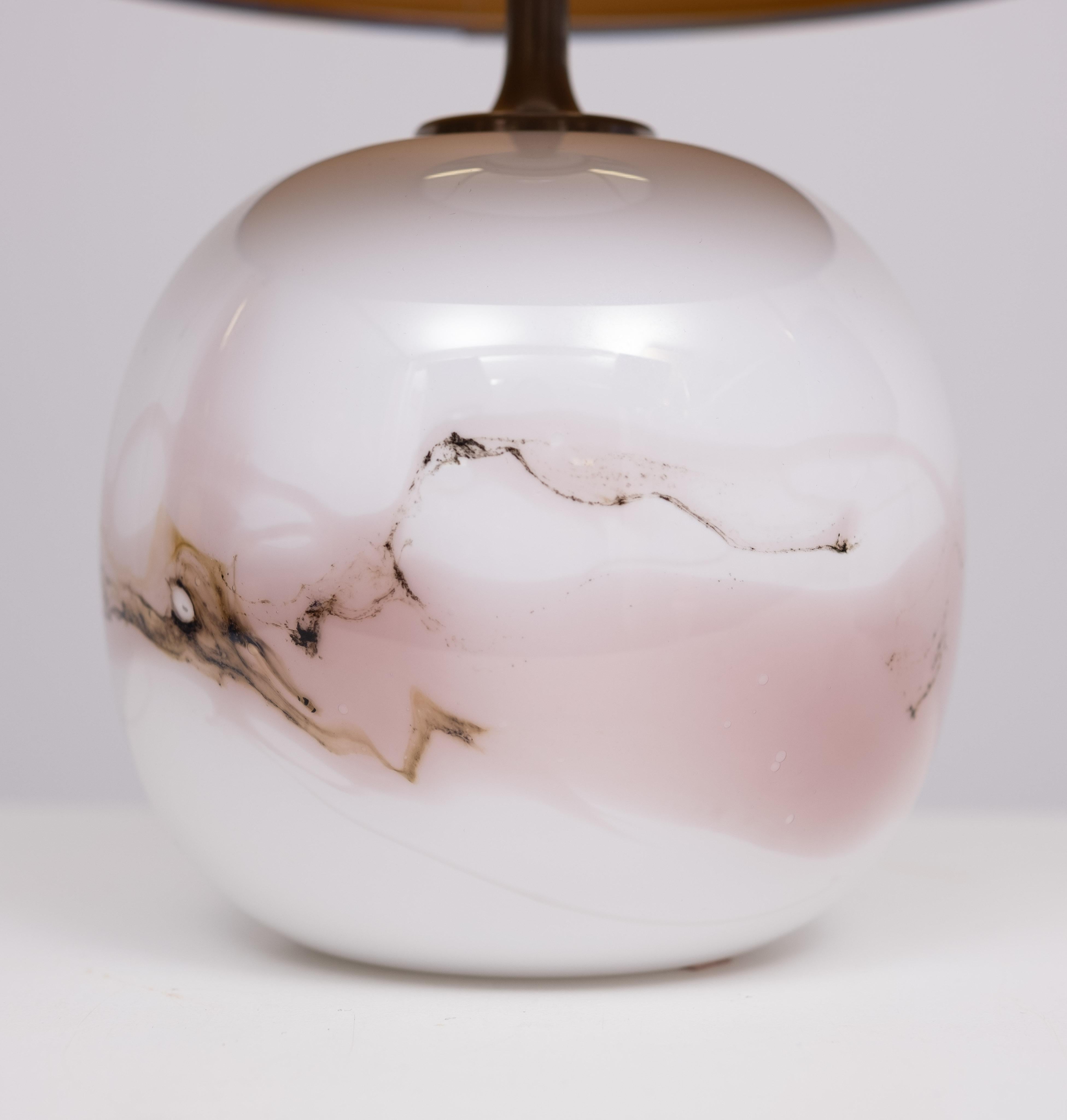Holmegaard Lampe de table en verre soufflé à la bouche, base ronde / en forme de boule, en verre blanc et motif rose 