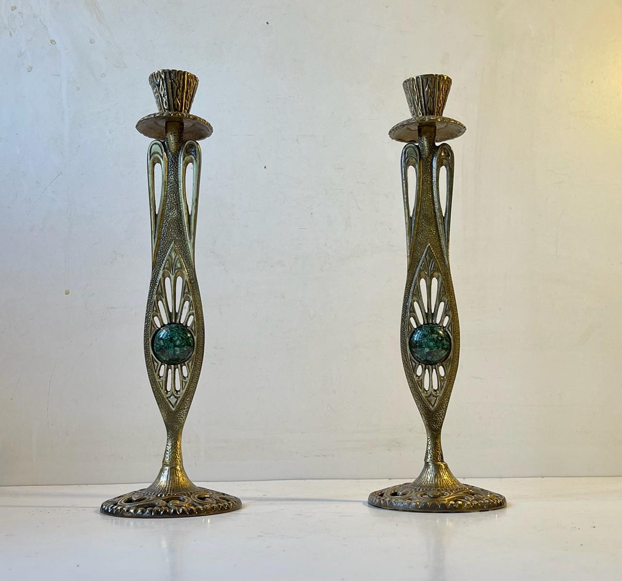 Vintage Holyland-Kerzenständer aus Messing mit grünen Eliat-Steinsteinen, Tamar Israel (Art nouveau) im Angebot
