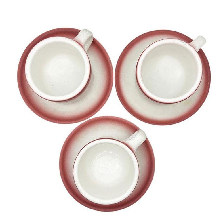 Ein Vintage-Set von Homer Laughlin Restaurantware Kaffeetassen und Untertassen. Dies ist ein Set aus drei Untertassen und drei passenden Kaffee- oder Teetassen. Homer Laughlin ist für seine Langlebigkeit bekannt und wird oft für kommerzielle Zwecke
