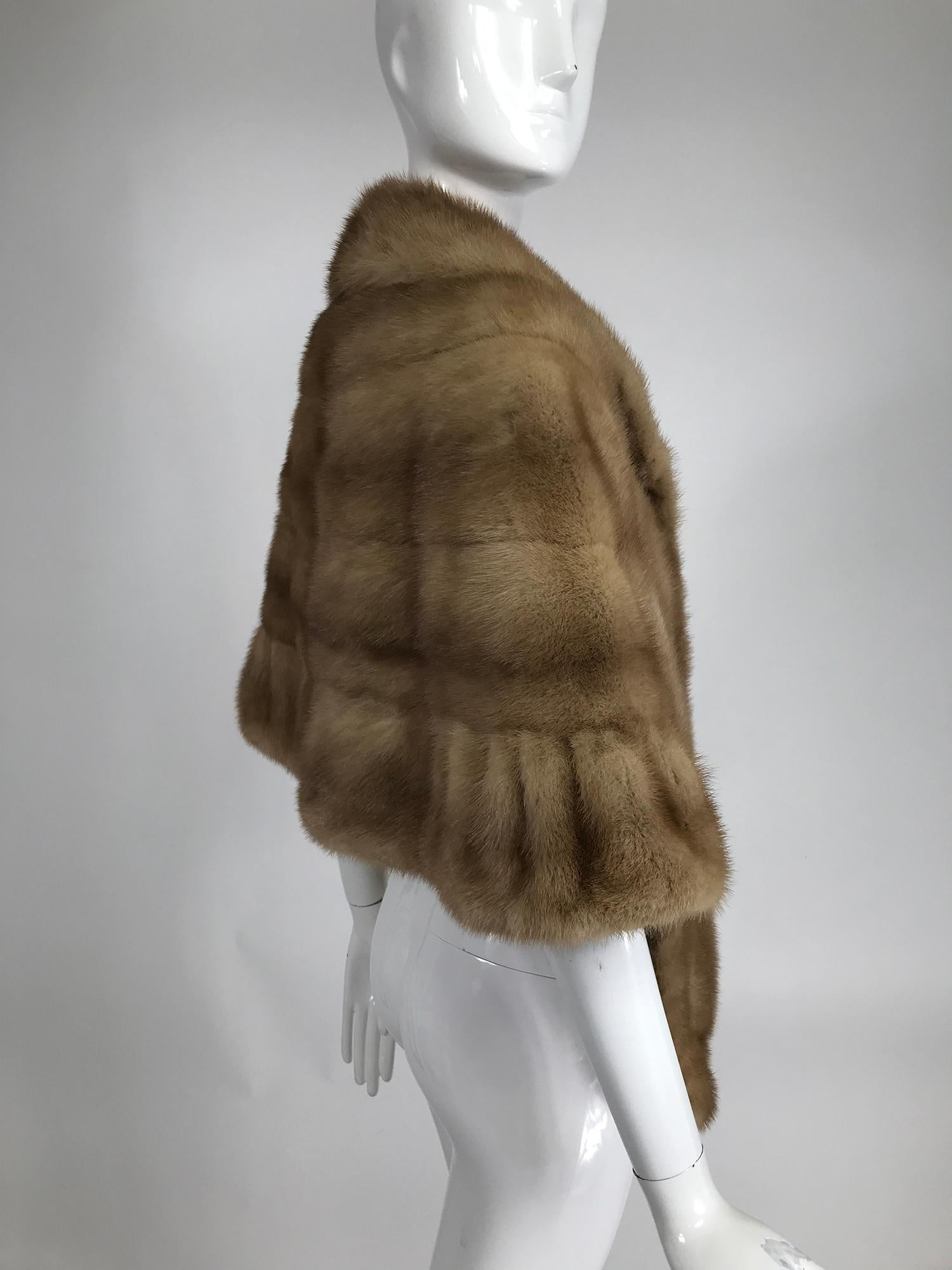 Vintage Honey Blond Mink Stola mit Hidden Sleeves 1960s im Zustand „Gut“ in West Palm Beach, FL