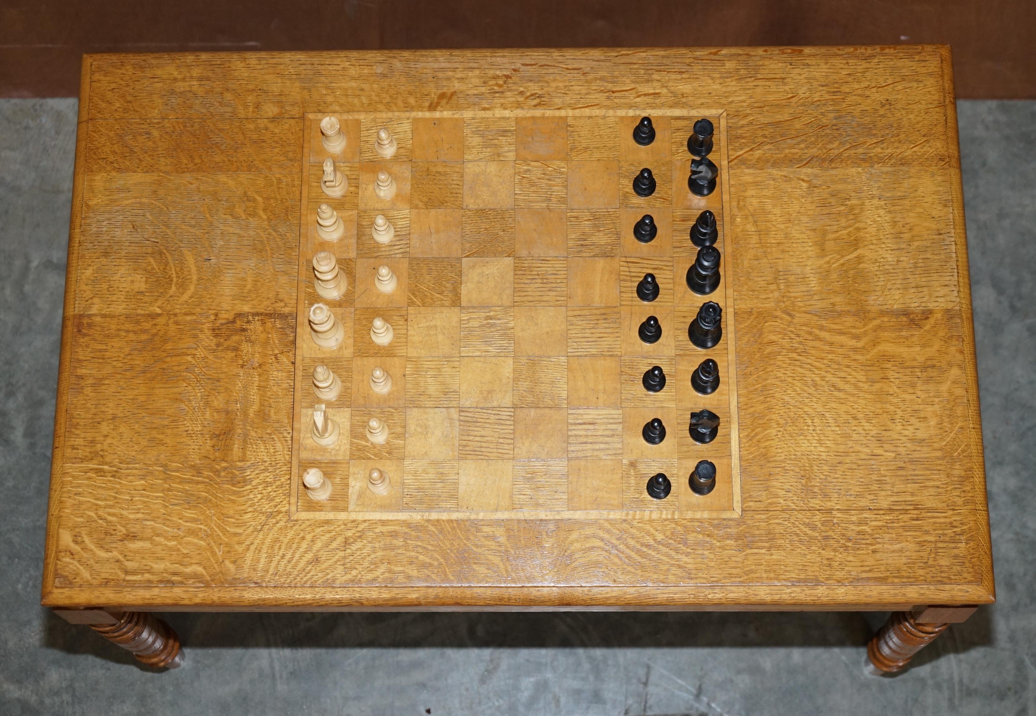 Vintage Honey Oak Chess Board Couchtisch mit Vintage Ebonised Chess Set (Art déco) im Angebot