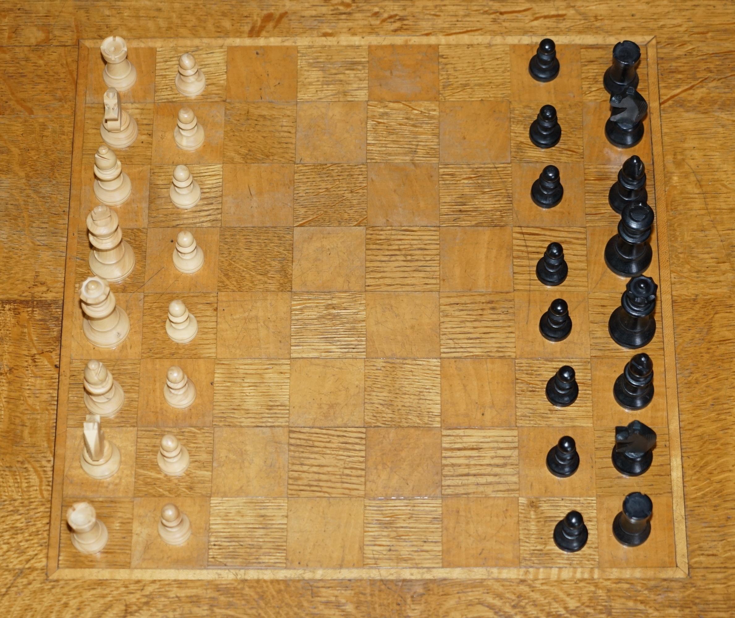 Vintage Honey Oak Chess Board Couchtisch mit Vintage Ebonised Chess Set (Englisch) im Angebot