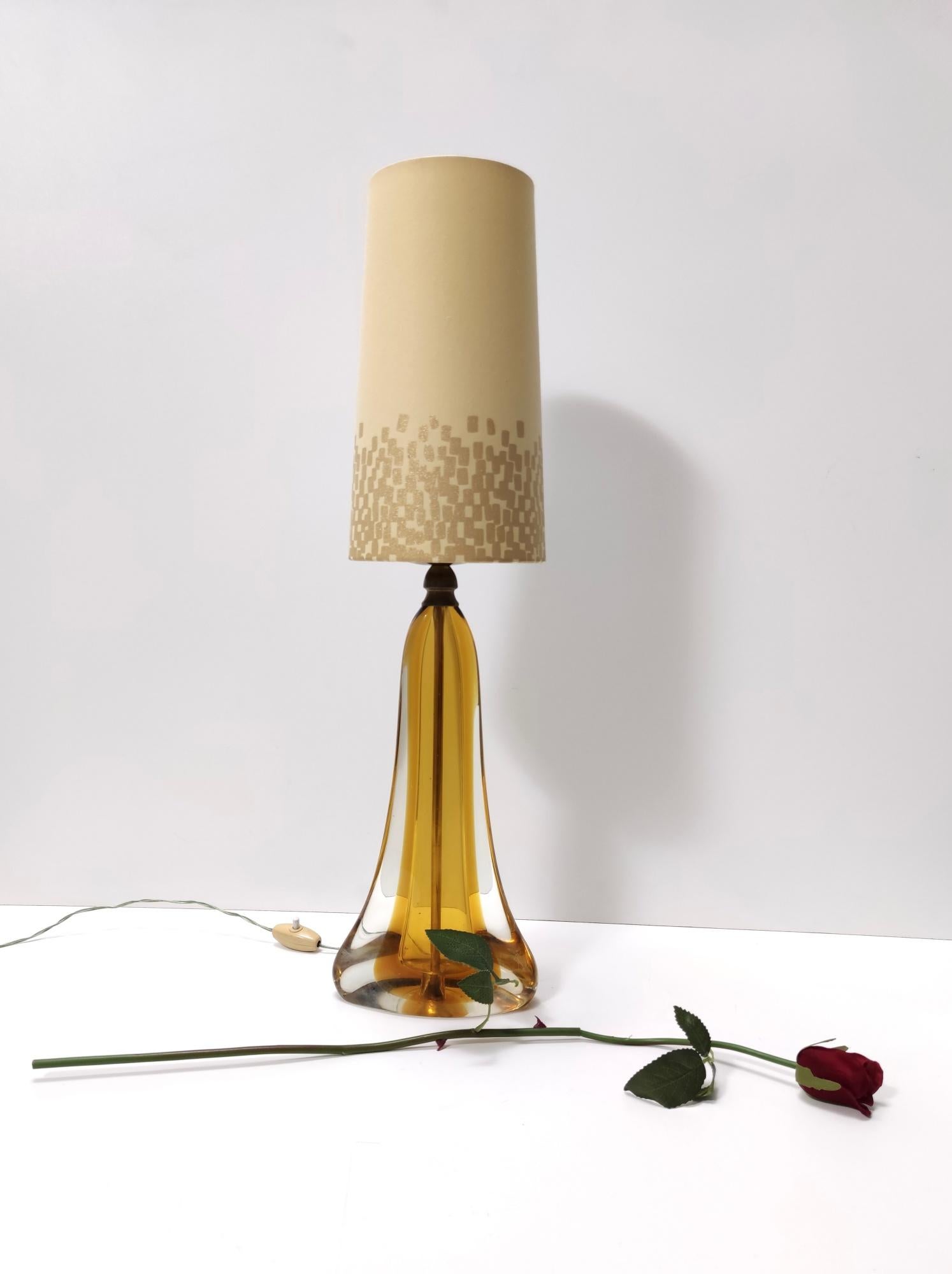 Mid-Century Modern Vintage Honey Yellow Murano Glass Table Lamp Ascribable to Gino Cenedese, Italy