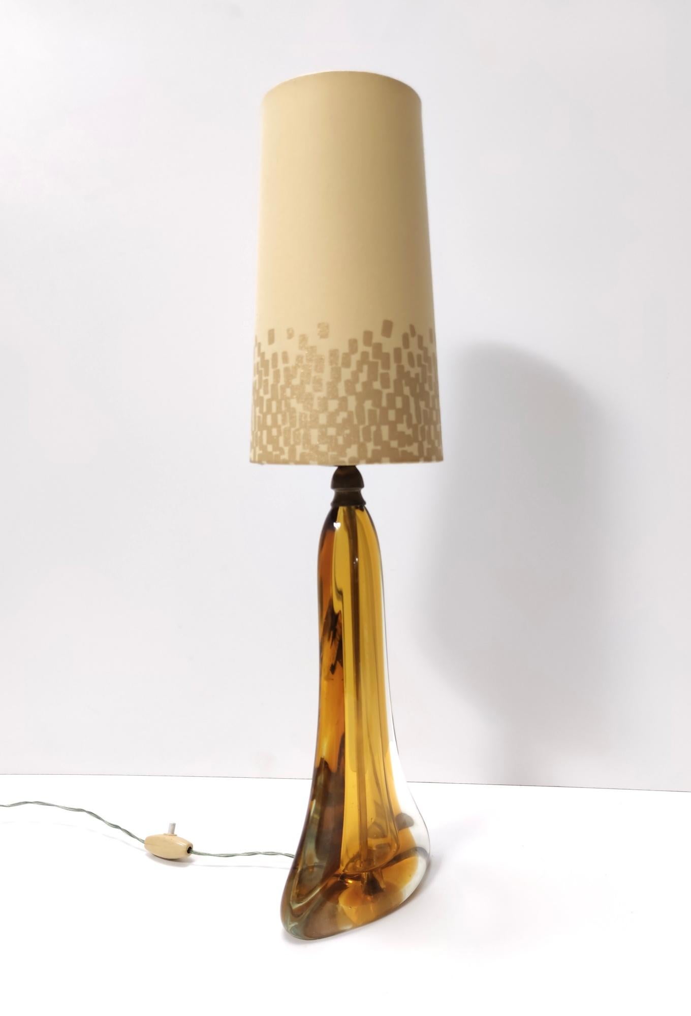 Vintage Honey Yellow Murano Glass Table Lamp Ascribable to Gino Cenedese, Italy In Good Condition In Bresso, Lombardy