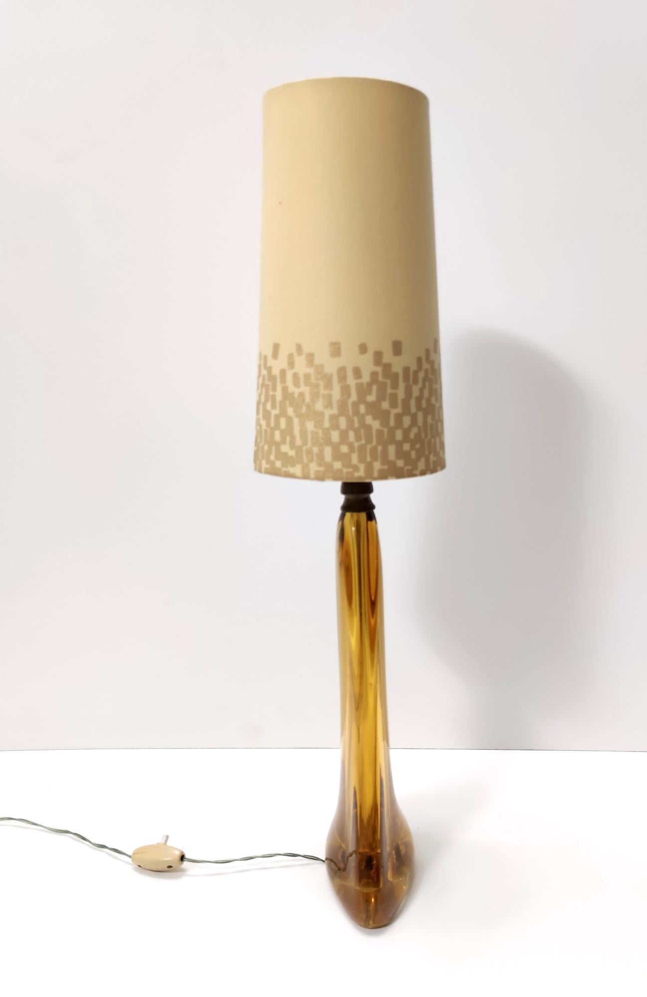 Mid-20th Century Vintage Honey Yellow Murano Glass Table Lamp Ascribable to Gino Cenedese, Italy