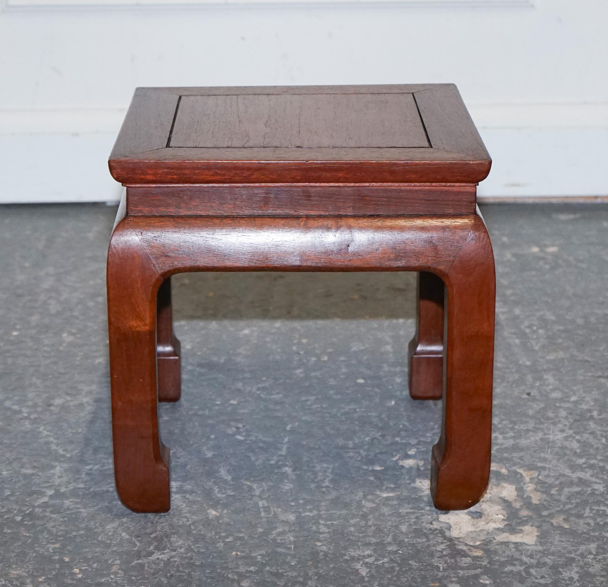 VINTAGE MESA DE EXPOSICIÓN DE MADERA DURA HONG KONG MESA BAJA PARA ALTAR DE ESTILO MiNG Hecho a mano en venta