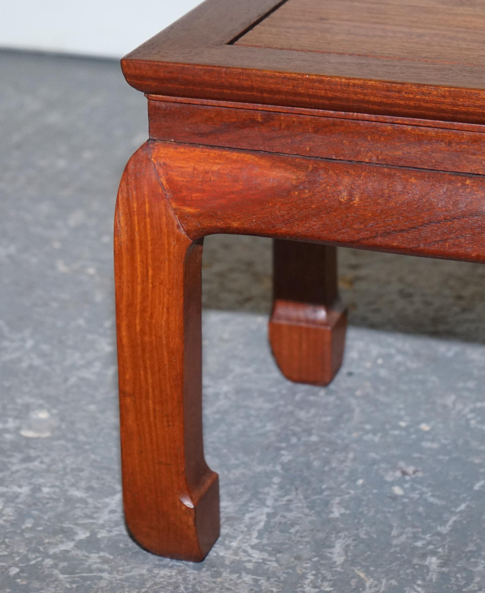 VINTAGE MESA DE EXPOSICIÓN DE MADERA DURA HONG KONG MESA BAJA PARA ALTAR DE ESTILO MiNG siglo XX en venta