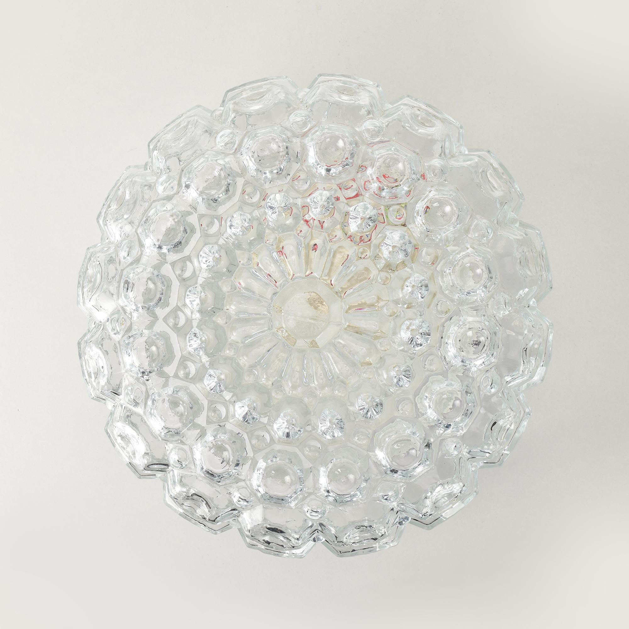 Esta lámpara empotrada Honsel vintage presenta un cautivador diseño de cristal, ideal para instalaciones en el techo o en la pared. El cristal tiene un patrón estructurado, parecido al de una colmena, que crea un juego de luces único cuando se