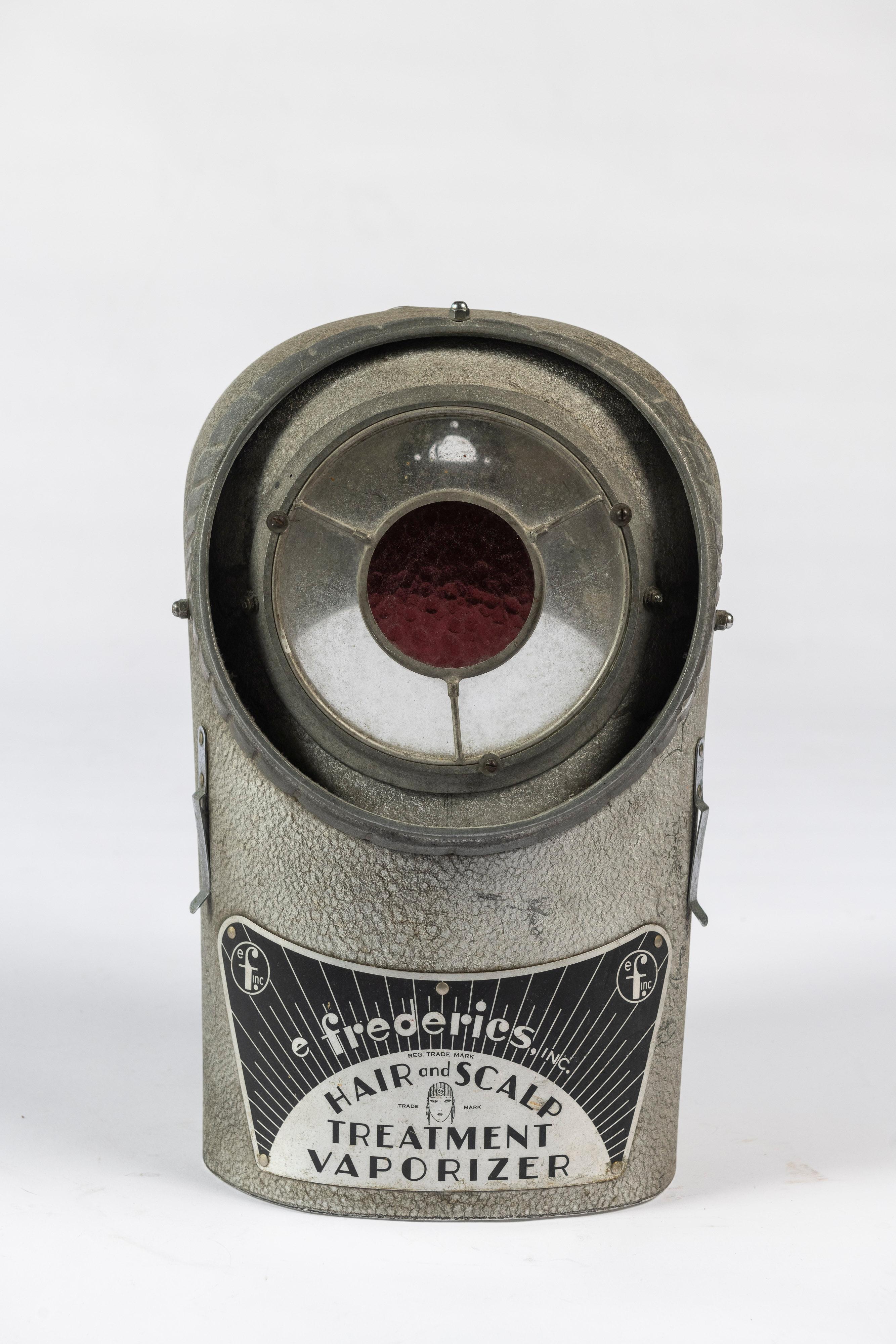 Diese Haube ist ein Überbleibsel eines E. Frederics Hair and Scalp Treatment Vaporizer aus den 1930er Jahren, der zum Lockenwickeln von Frauenhaar oder zum Herstellen von 