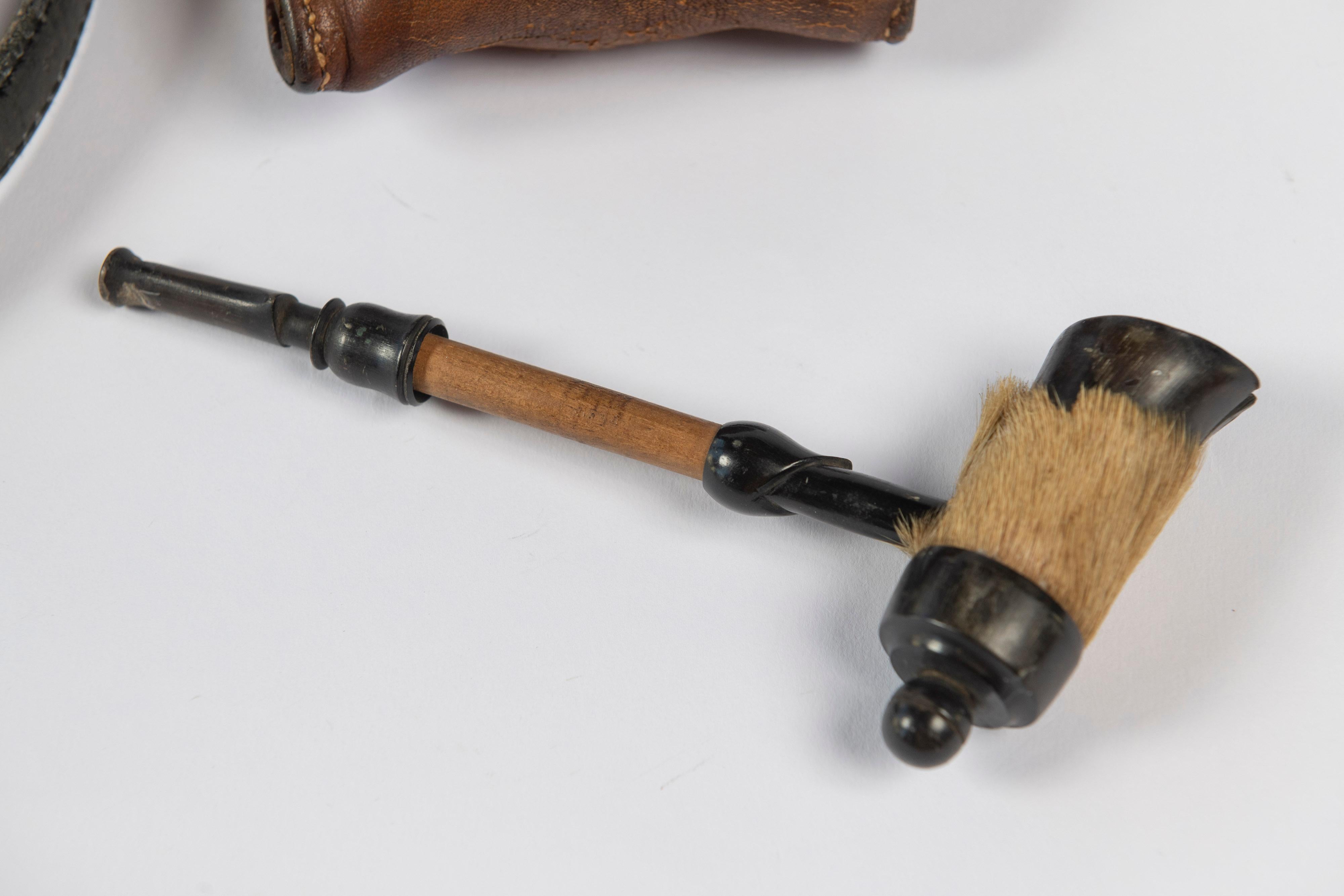 Américain Vieille pipe à capuche, pochette en cuir et plomb de chien en cuir, début du 20e siècle en vente