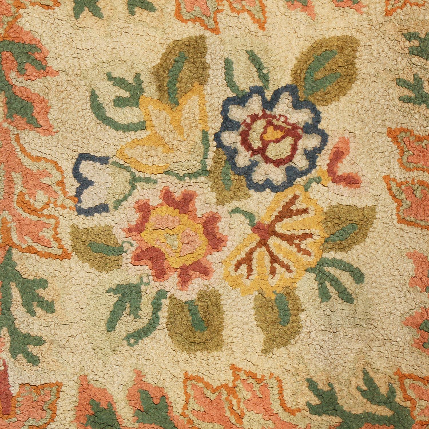 Vintage Hooked Cream Beige Floral Wool Rug In Good Condition In Long Island City, NY
