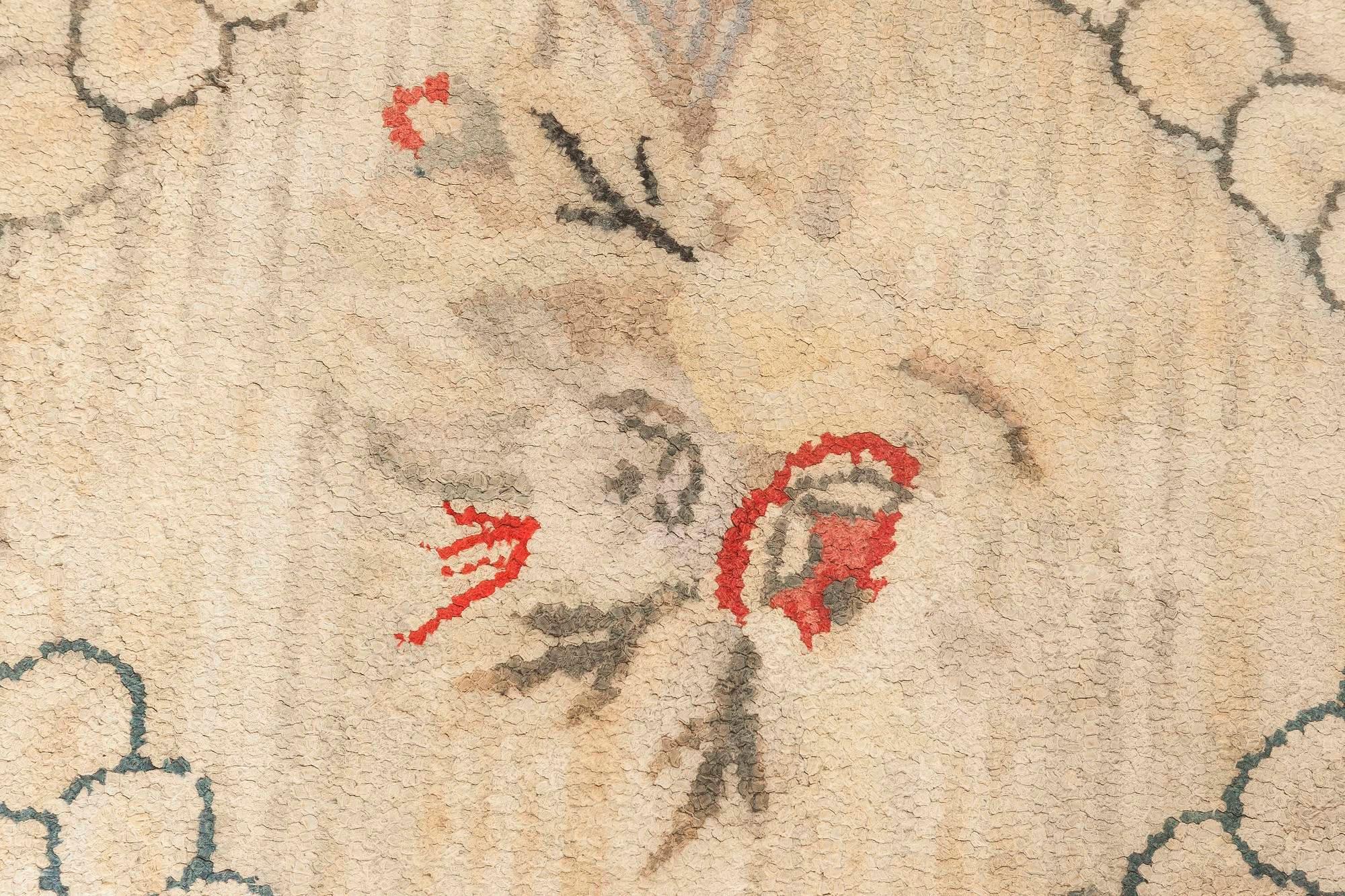 Américain Tapis en laine vintage à motifs floraux fait à la main au crochet en vente
