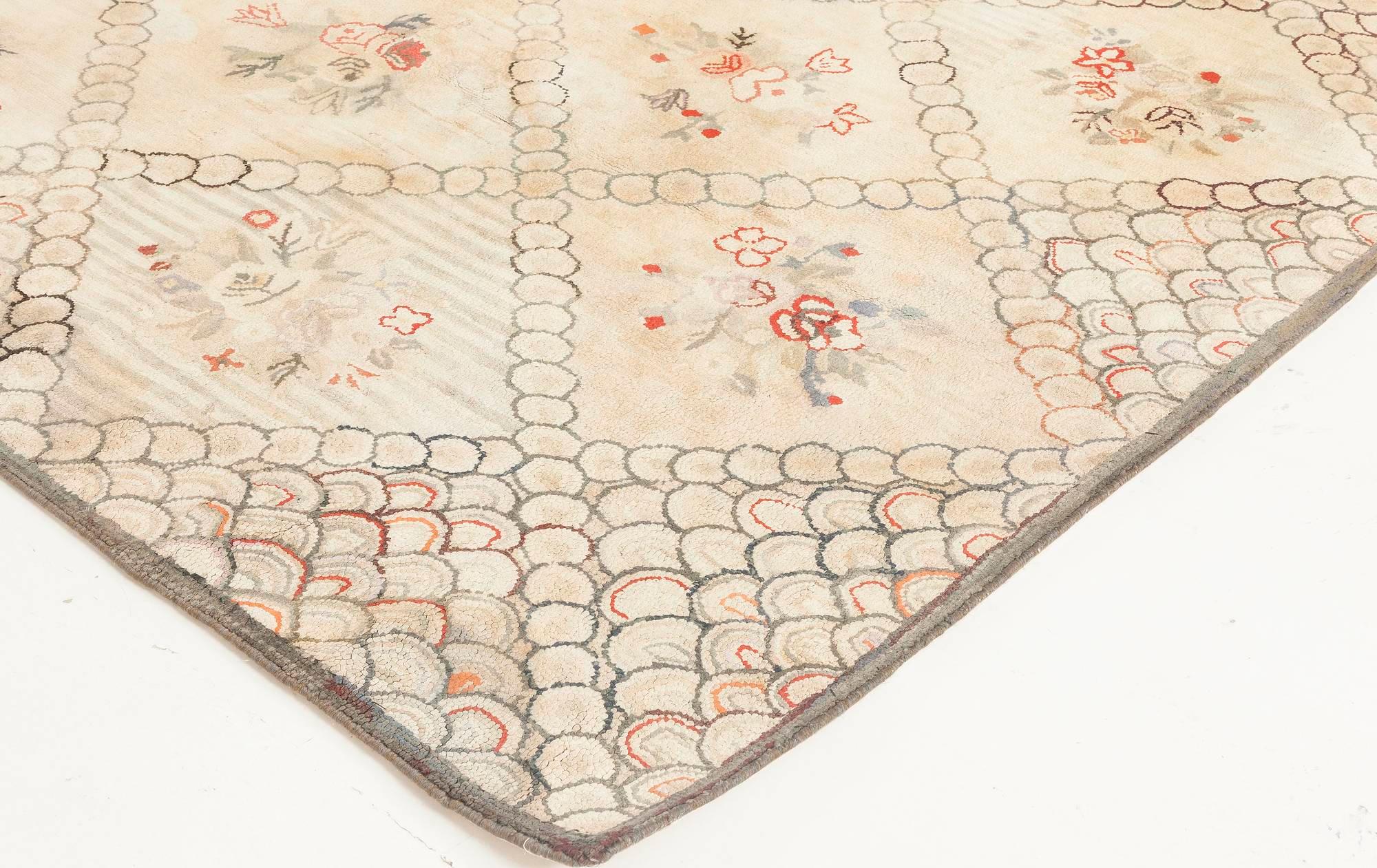 20ième siècle Tapis en laine vintage à motifs floraux fait à la main au crochet en vente