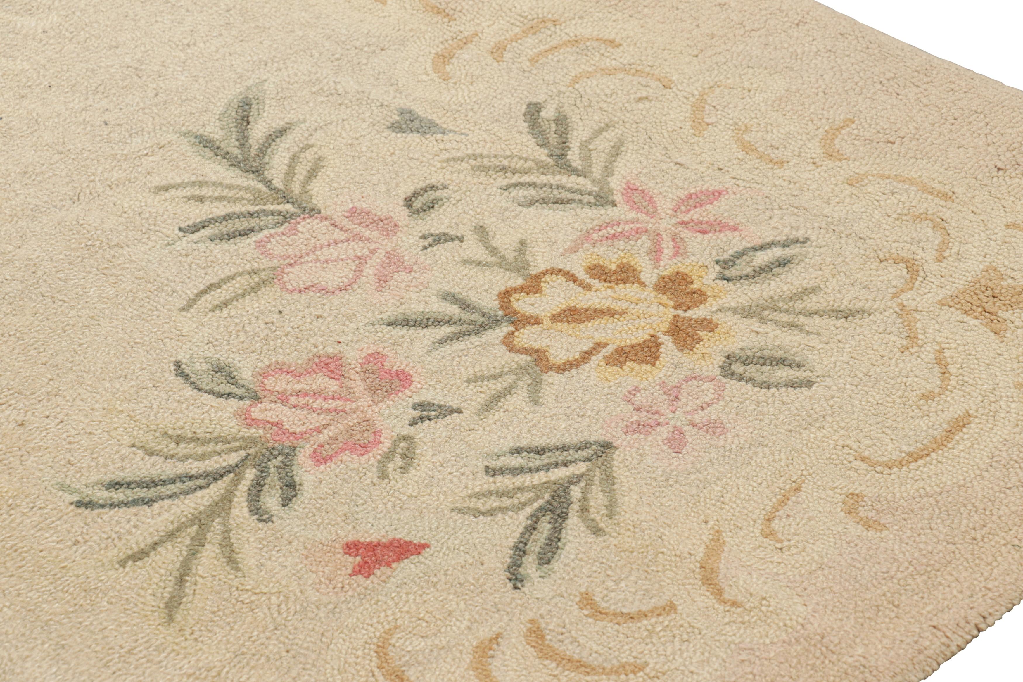 Cinese Tappeto vintage con ganci in crema con medaglione floreale  Rug & Kilim in vendita