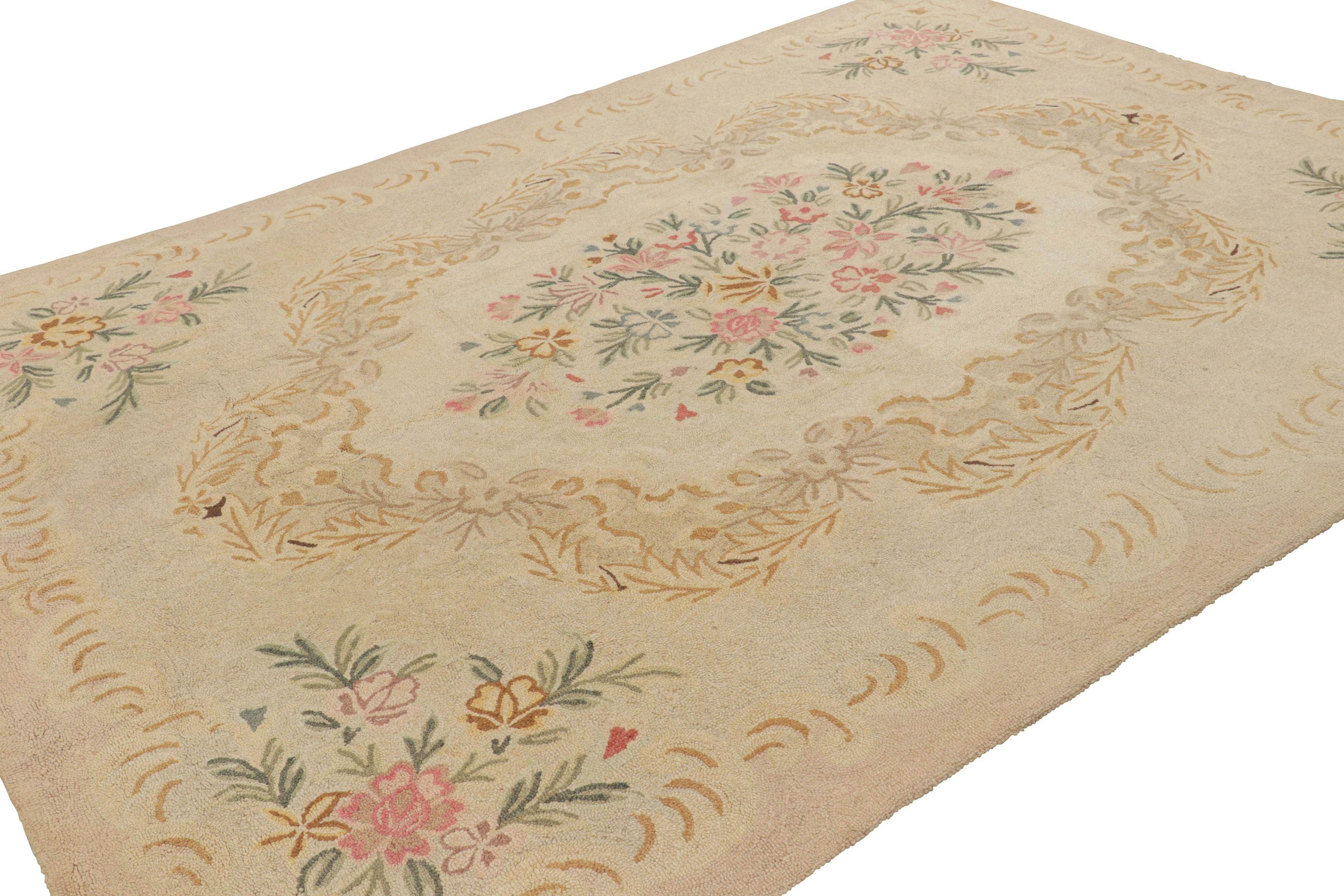 Tappeto vintage con ganci in crema con medaglione floreale  Rug & Kilim In condizioni buone in vendita a Long Island City, NY
