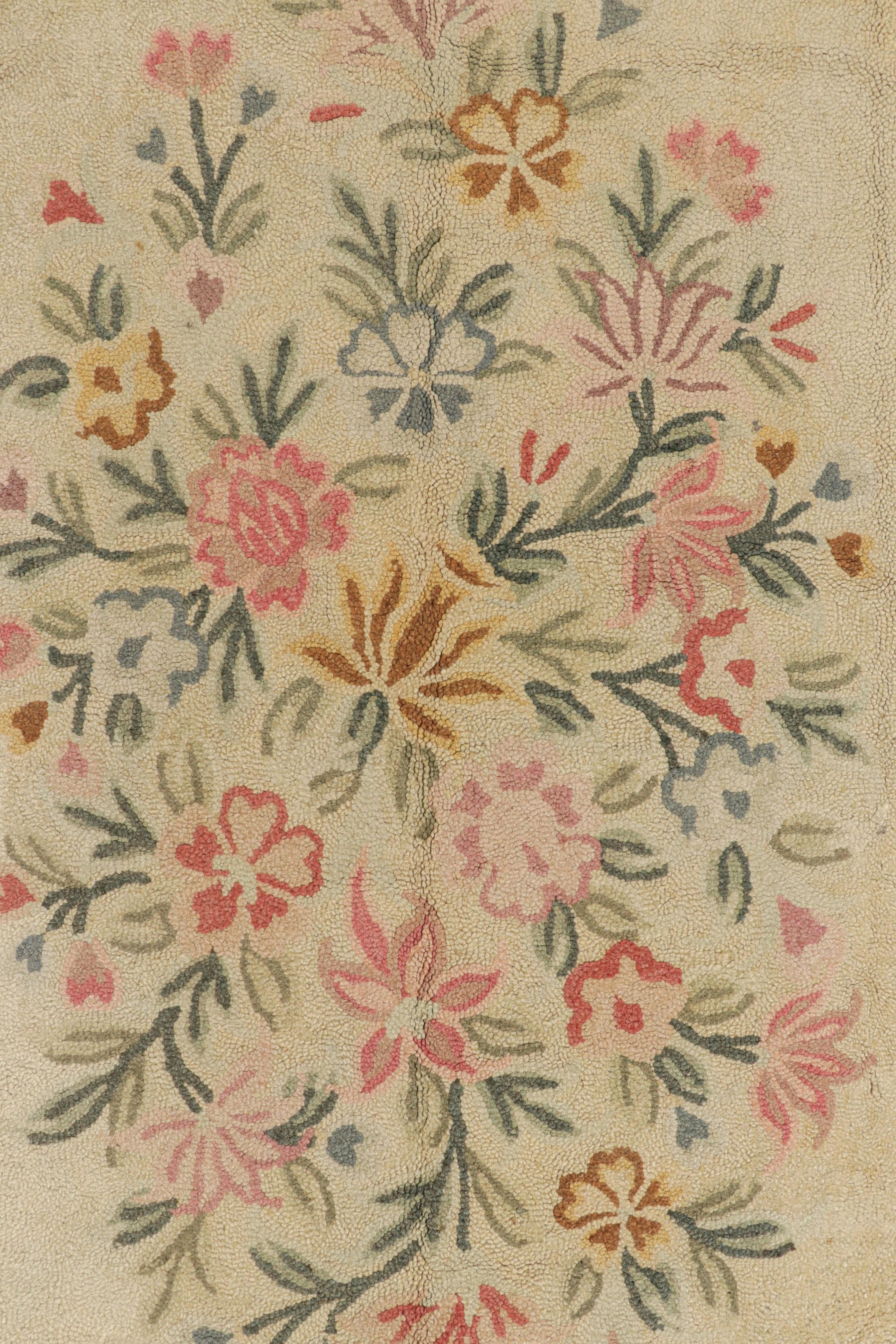 Metà XX secolo Tappeto vintage con ganci in crema con medaglione floreale  Rug & Kilim in vendita