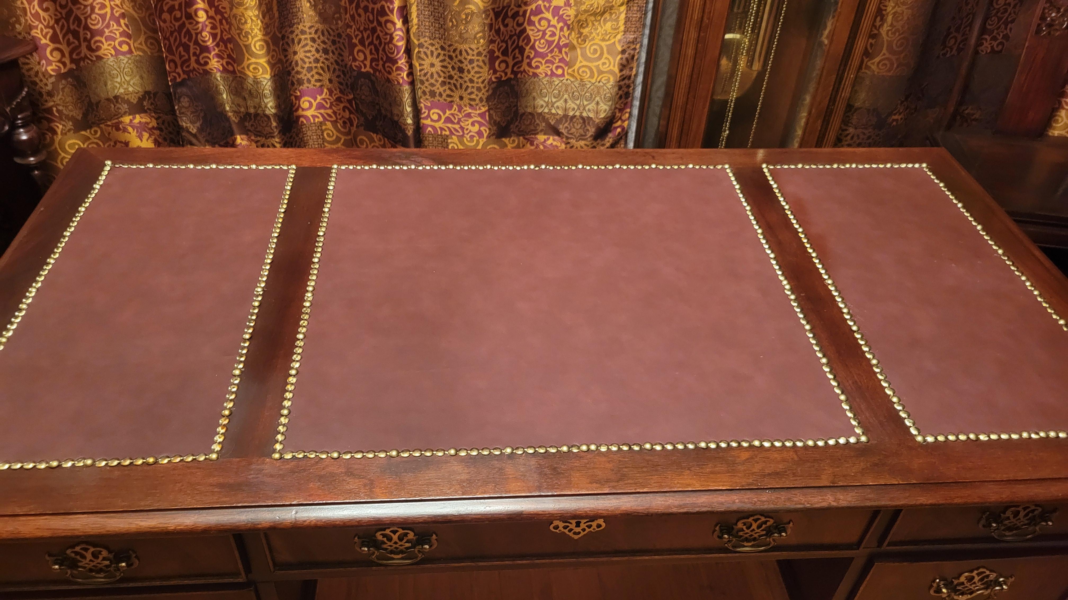 Vintage Hooker Furniture Solid Wood Archivist Desk in vendita 1
