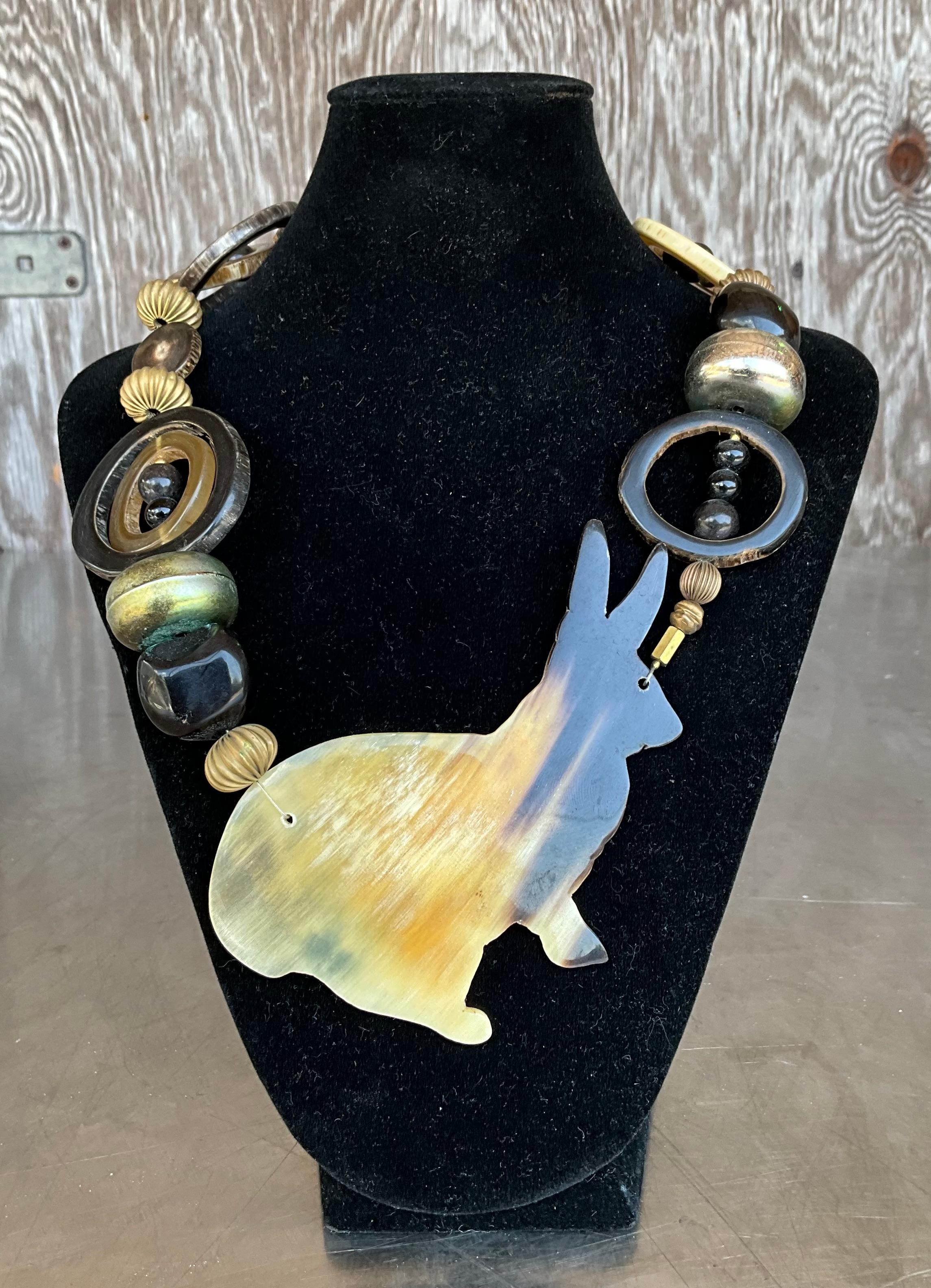 El Collar de Conejo de Cuerno Vintage suele llevar un colgante con forma de conejito o coneja, elaborado con cuerno natural -a menudo de búfalo, buey u otro tipo de cuerno-. El diseño del conejito puede variar desde una representación estilizada y