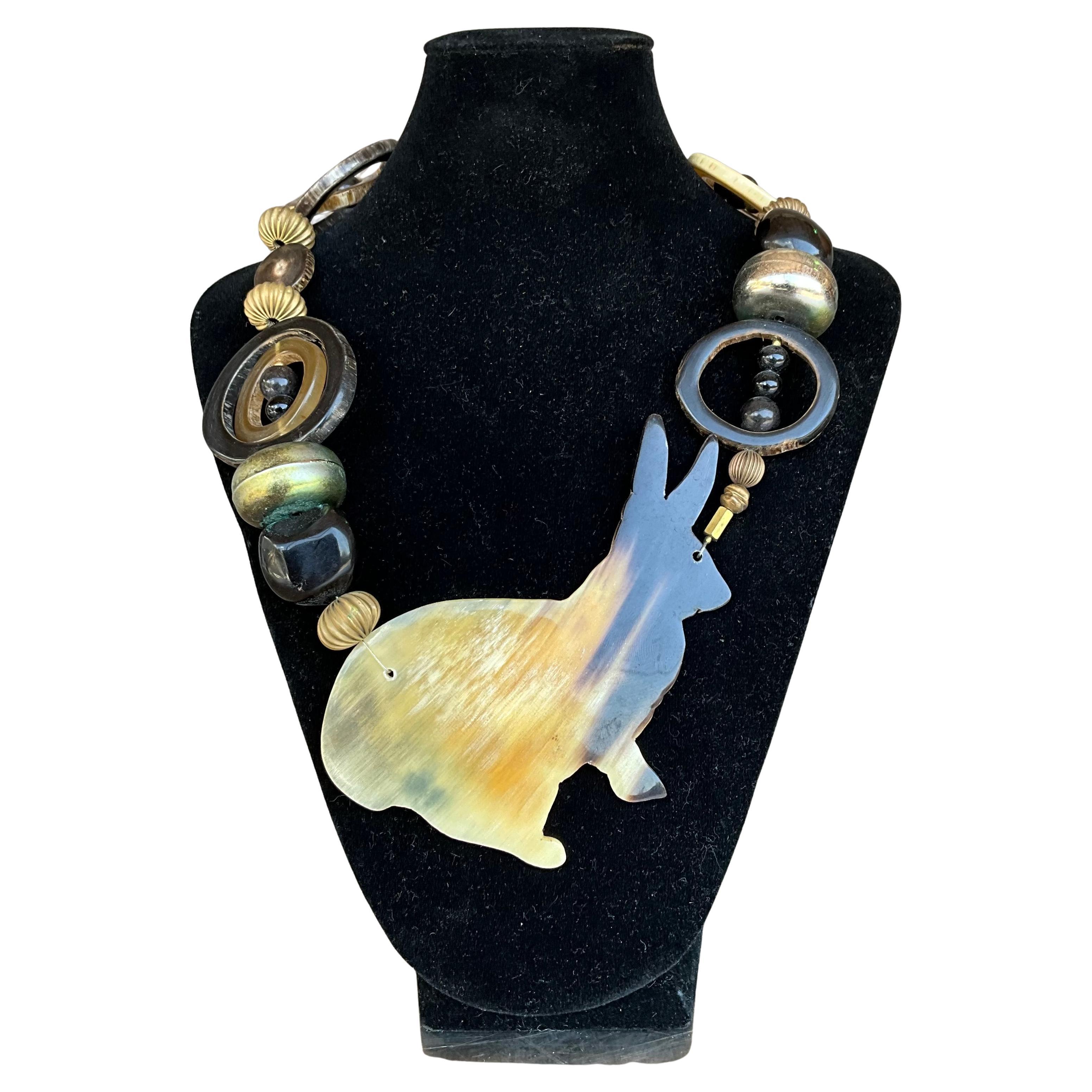 Collar de conejo de cuernos vintage en venta