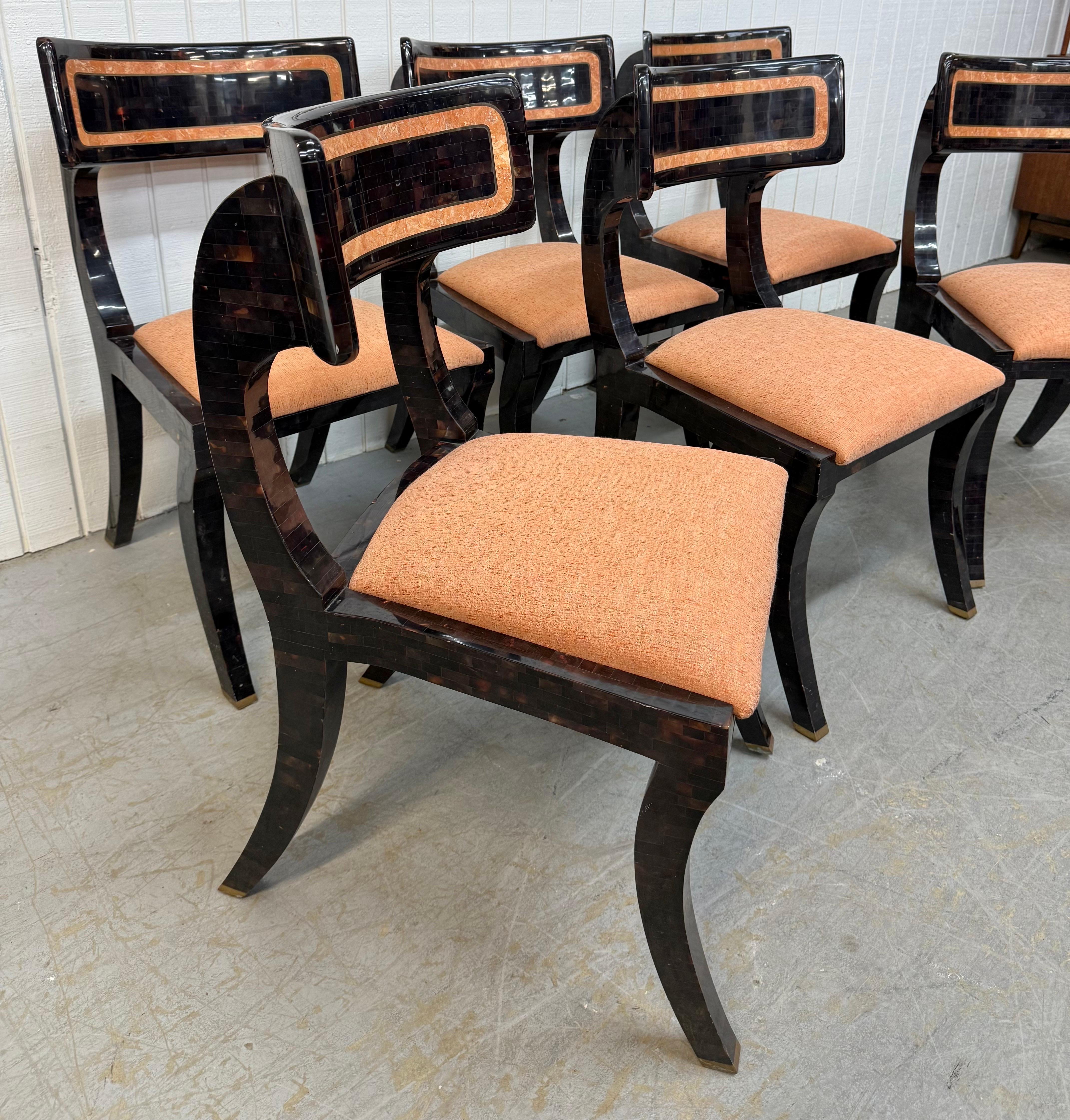 Diese Auflistung ist für eine Reihe von sechs Vintage Horn Kilsmos Tessellated Dining Chairs. Mit geschwungenem Design, schweren schwarzen Mosaikrahmen, lachsfarbenen Akzenten, neuen lachsfarbenen gepolsterten Sitzen und Messingkappen an den Füßen.