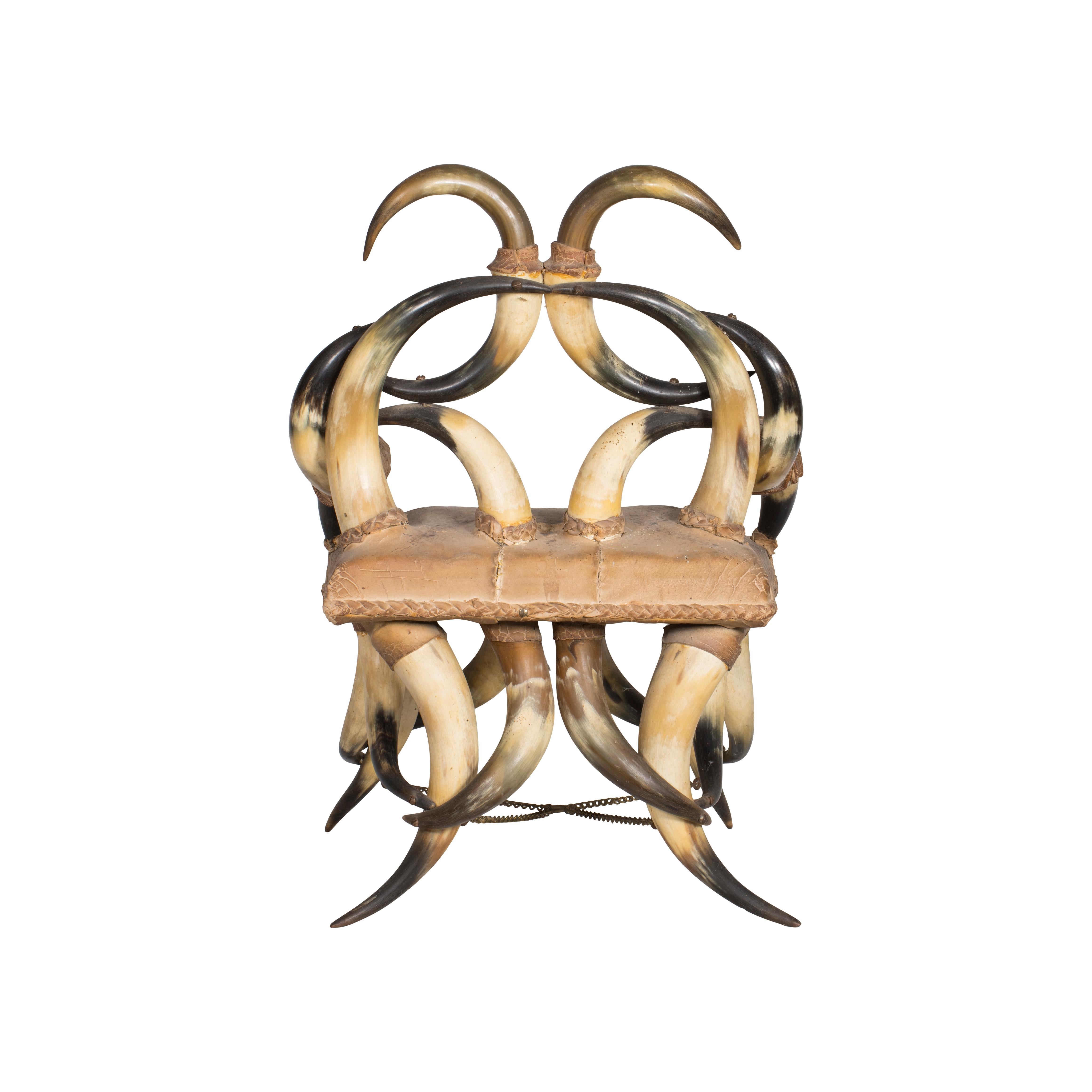 Vintage 24 Horn Beistellstuhl mit Originalpolsterung (könnte überarbeitet werden0. Die Basis des Stuhls ist komplett mit Hörnern gestaltet, ebenso wie die Rückenlehne und die Armlehnen. Der Sitz ist aus Vintage-Rindsleder. 21 