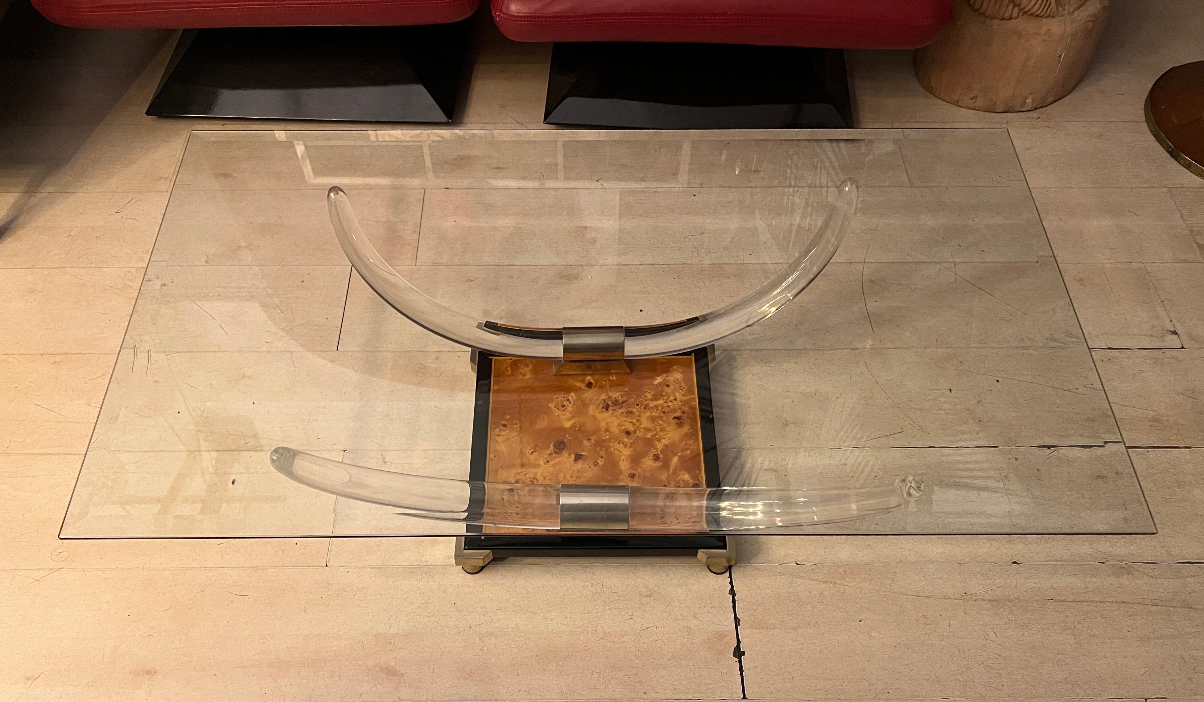 Table basse vintage en plexiglas Horn avec base en noyer et plateau rectangulaire en cristal.
La base est en laiton noyer et le bord en bois laqué noir, le plateau en cristal avec un bord moulé.