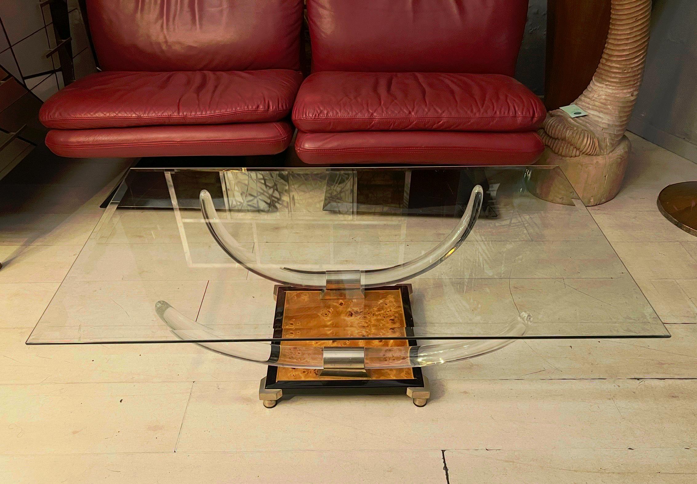 Moderne Table basse vintage en plexiglas avec base en noyer et plateau en cristal Horn 1970 en vente