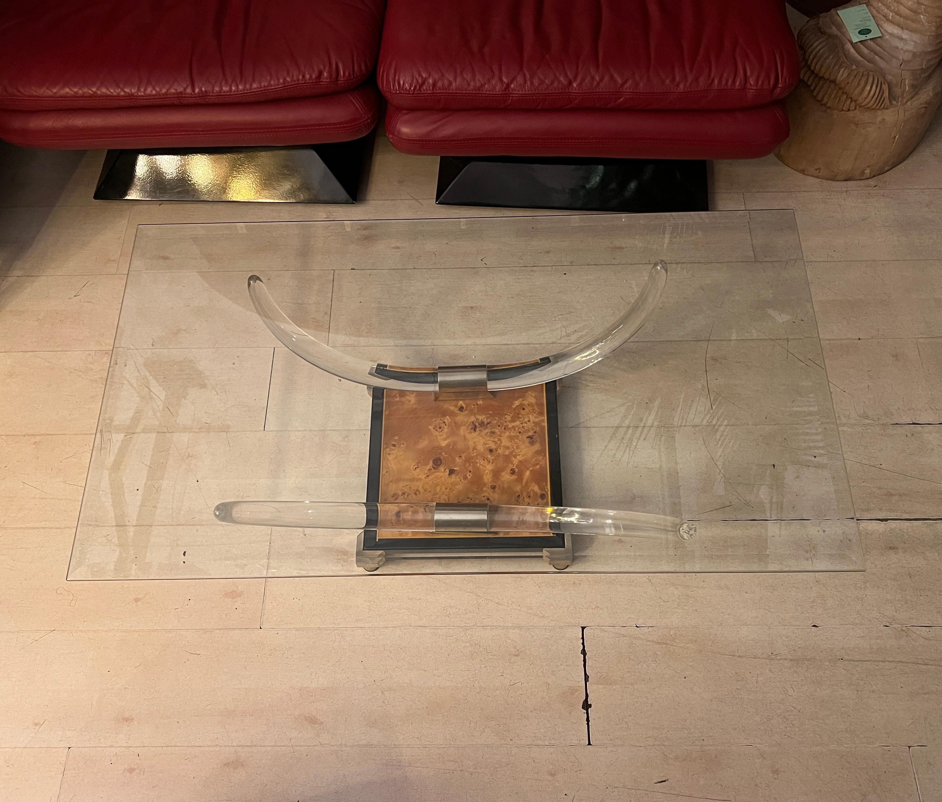 italien Table basse vintage en plexiglas avec base en noyer et plateau en cristal Horn 1970 en vente