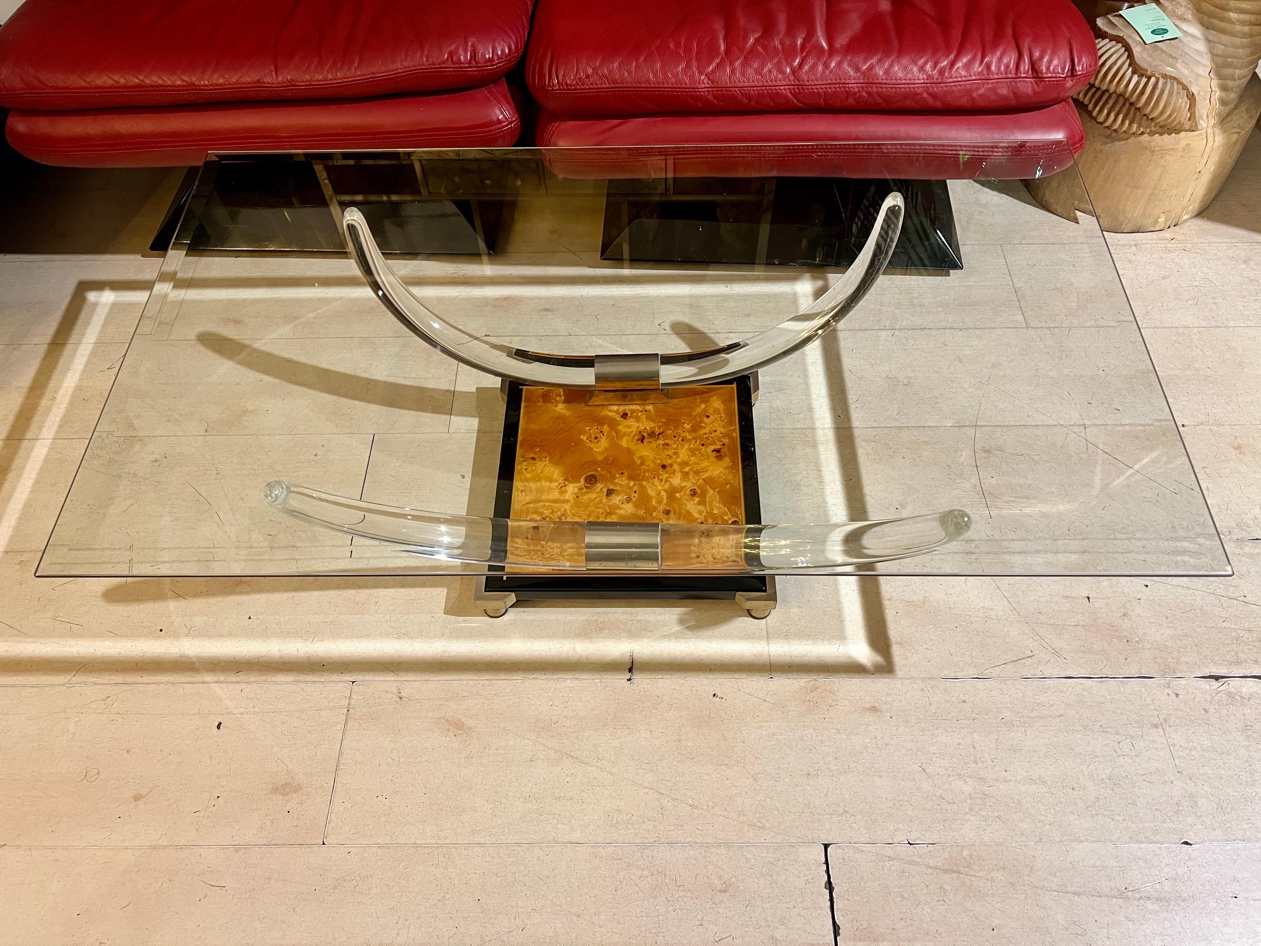 Table basse vintage en plexiglas avec base en noyer et plateau en cristal Horn 1970 Bon état - En vente à Florence, IT