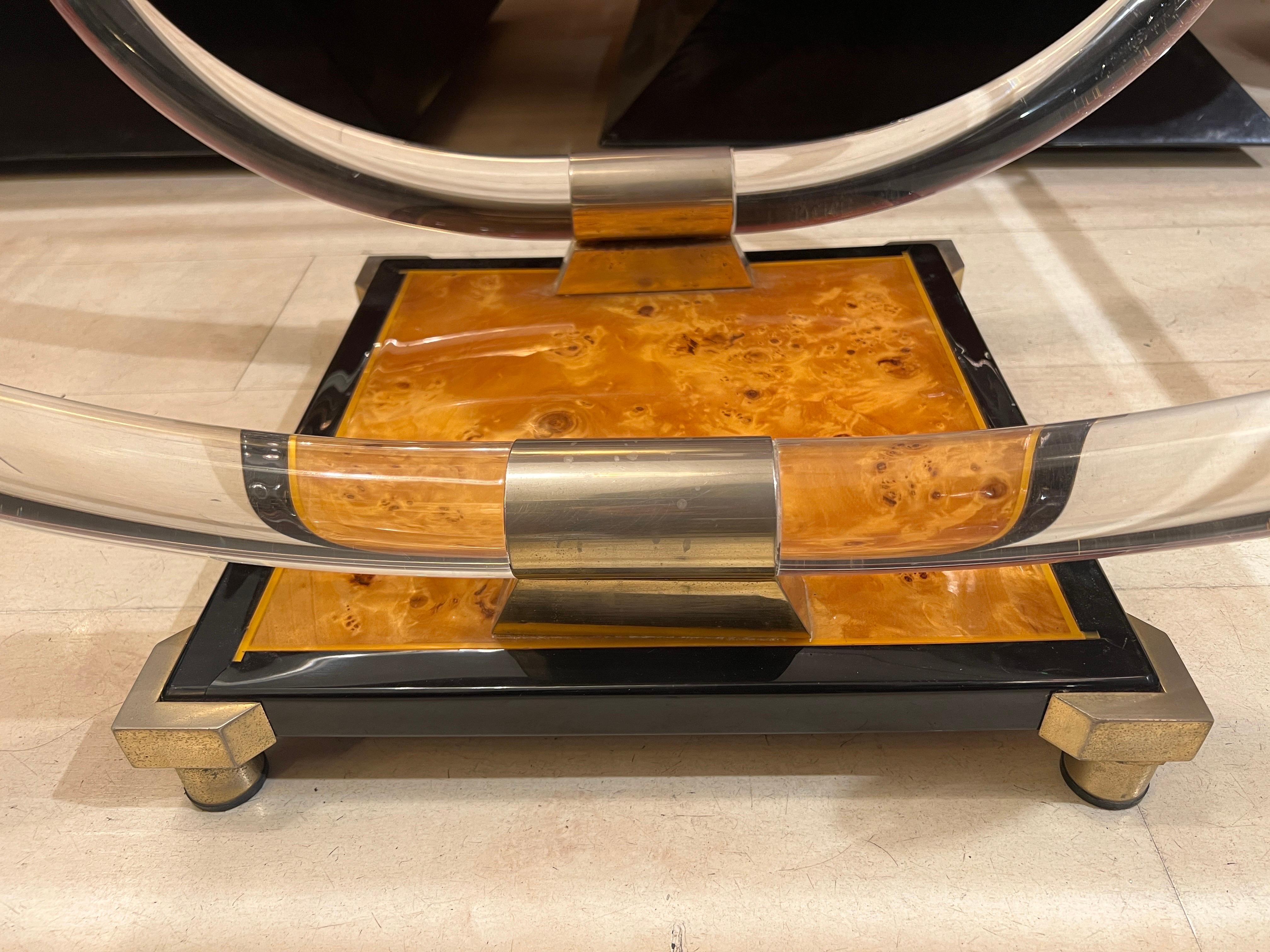 Fin du 20e siècle Table basse vintage en plexiglas avec base en noyer et plateau en cristal Horn 1970 en vente