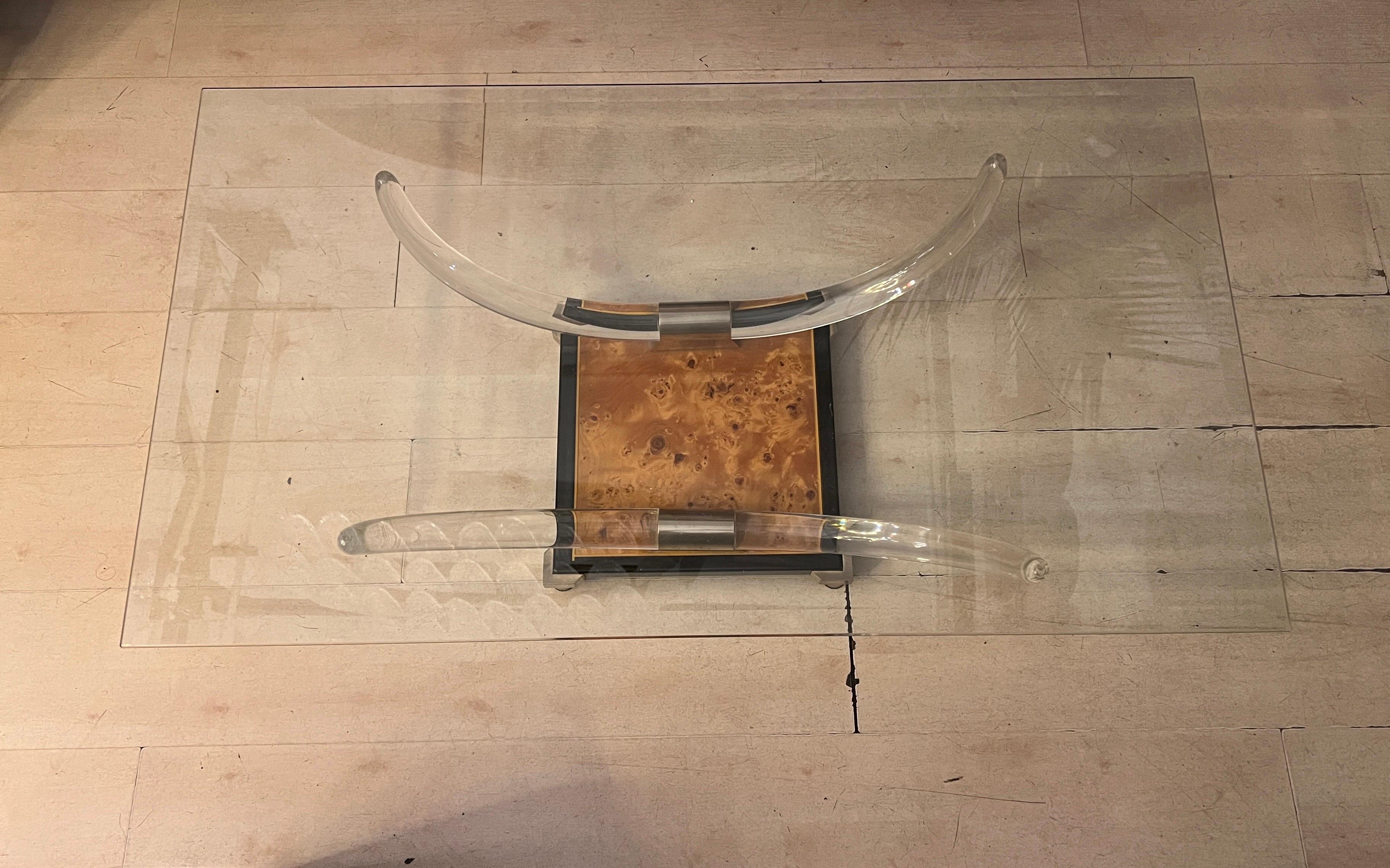 Laiton Table basse vintage en plexiglas avec base en noyer et plateau en cristal Horn 1970 en vente