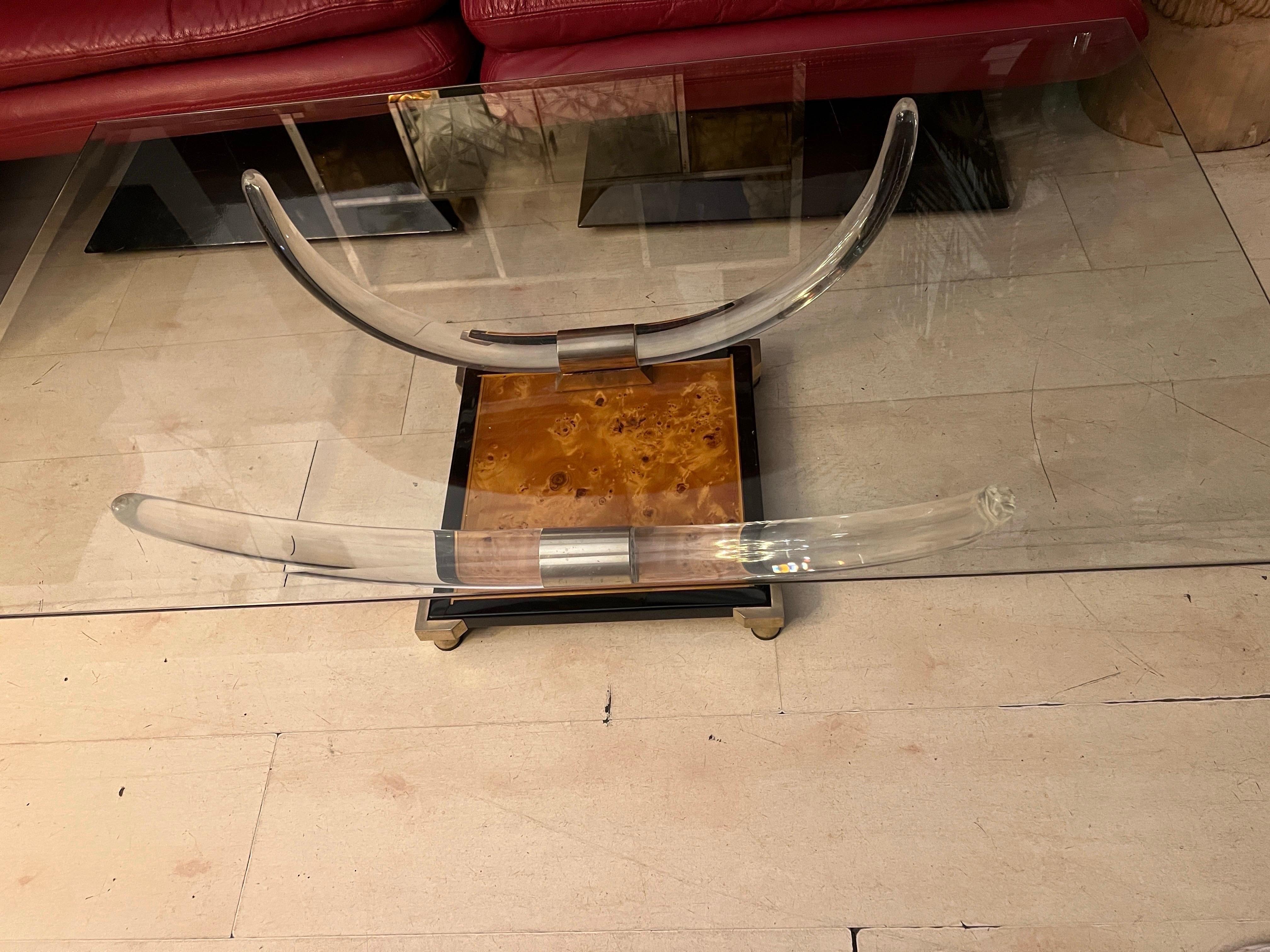 Table basse vintage en plexiglas avec base en noyer et plateau en cristal Horn 1970 en vente 1