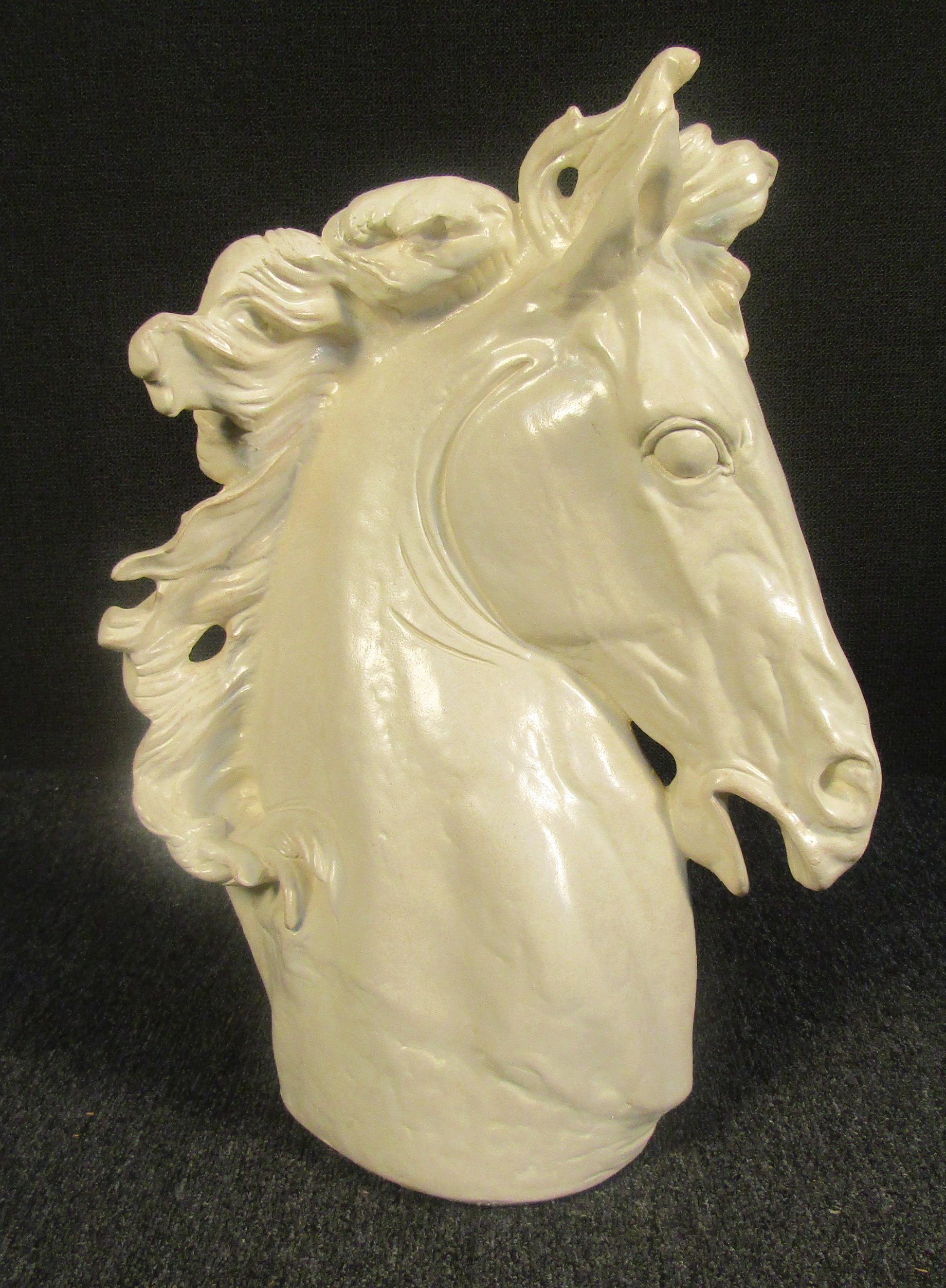 Superbe sculpture de tête de cheval blanc brillant. Cette magnifique pièce royale ajouterait sophistication et élégance à n'importe quel espace de votre maison.

Veuillez confirmer la localisation de l'objet auprès du vendeur (NY/NJ).