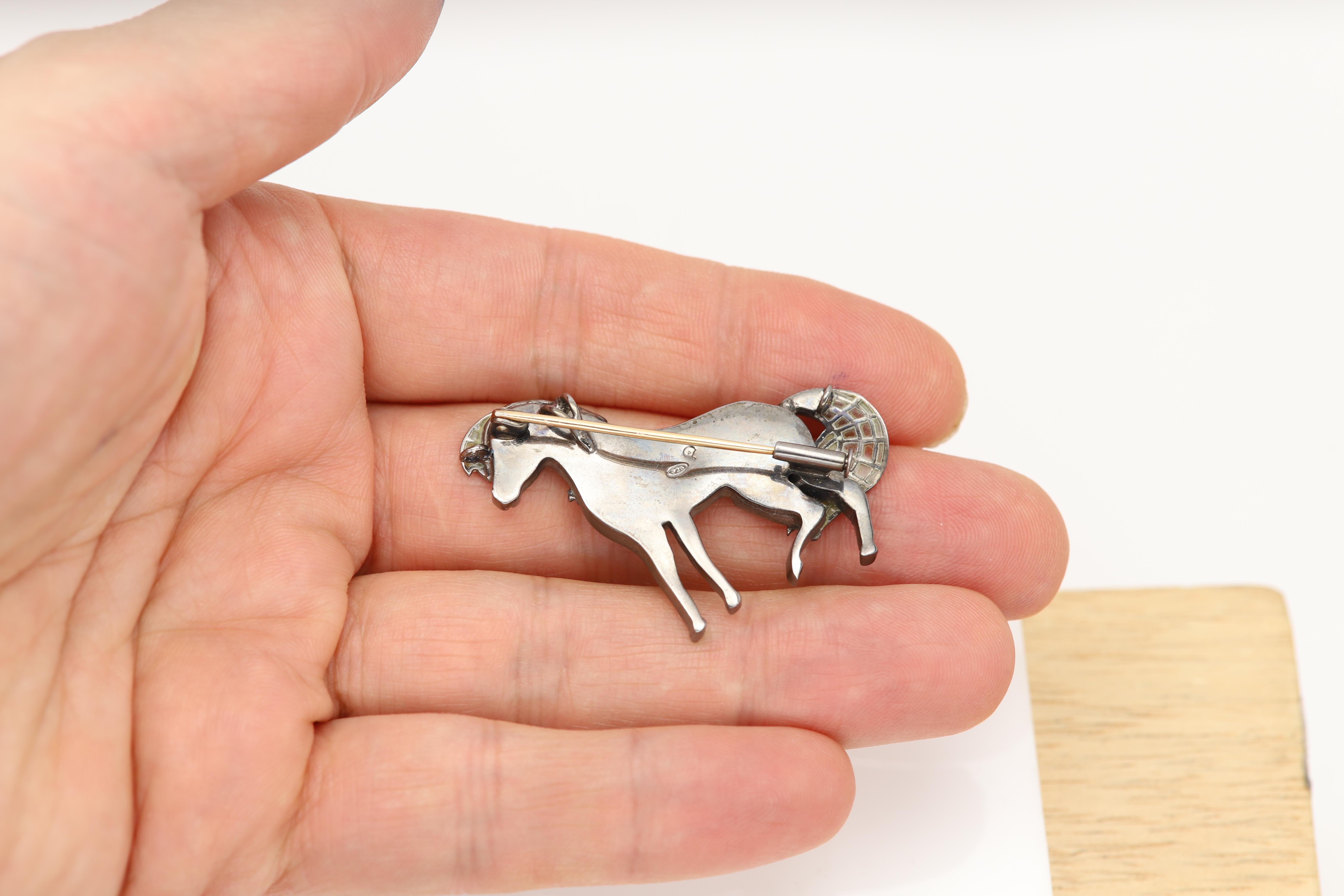 Vintage- nie benutzt.
Hübsches Pferd 
Multifunktion
Brosche, Anhänger oder Halskette,
Kette nicht enthalten
Sterling Silber 925 ca. 12,40 Gramm
Matte Oberfläche auf der Vorderseite,
Scheint schwarzes Rhodium zu haben
Schöne Emaille und 1