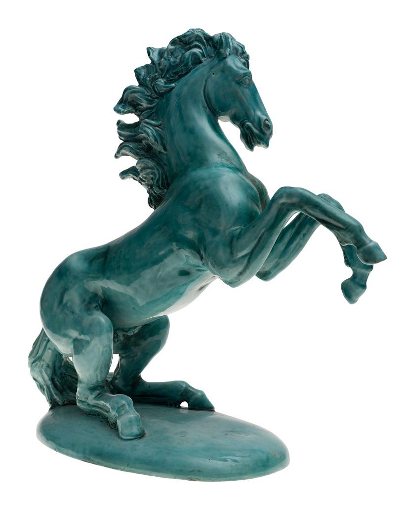 Cette sculpture de cheval vintage est une œuvre d'art moderne réalisée en 1927 par un artiste italien. Sculpture en céramique.

Signé 