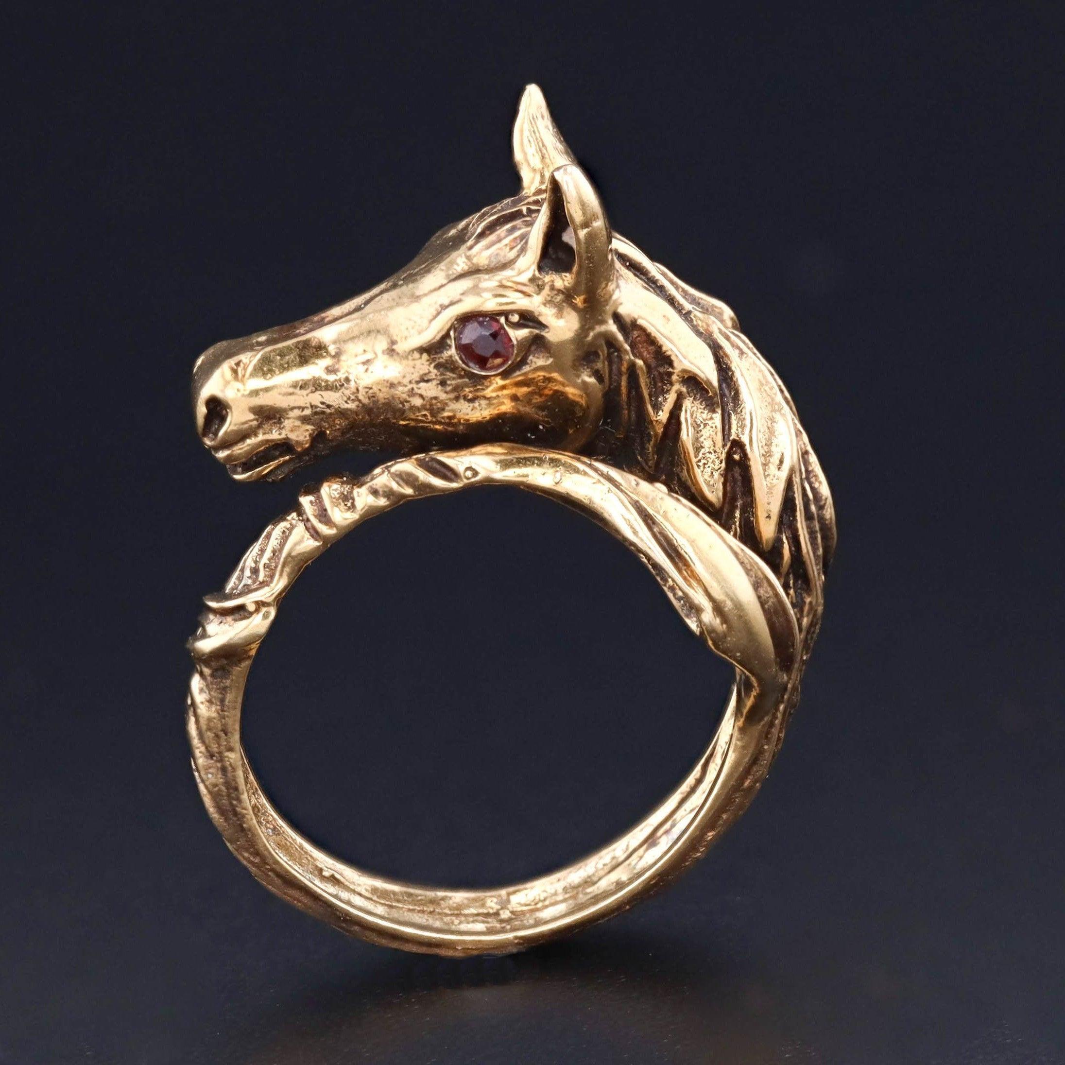 Questo anello con cavallo d'oro farà sicuramente breccia nel cuore di tutti!

L'anello finemente lavorato è in oro 14k (marcato) con occhi in vetro rosso. Il cavallo si avvolge intorno al dito ed è abbastanza comodo da indossare.

L'anello è una