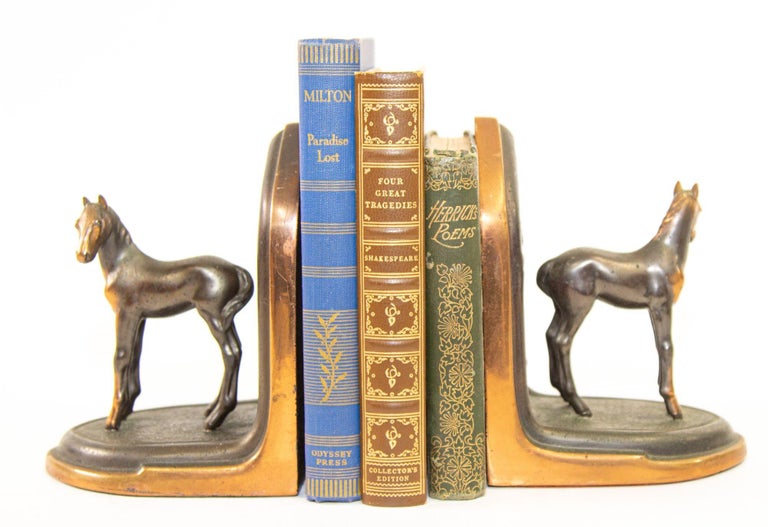 Vintage cast metal copper bronze Arabian horses bookends.
Art Deco, Art Nouveau style pair of cast and metal brass copper patinated sculptural horse bookends, or paperweight.
Bookends in solid cast metal with a glossy brass patination and featuring