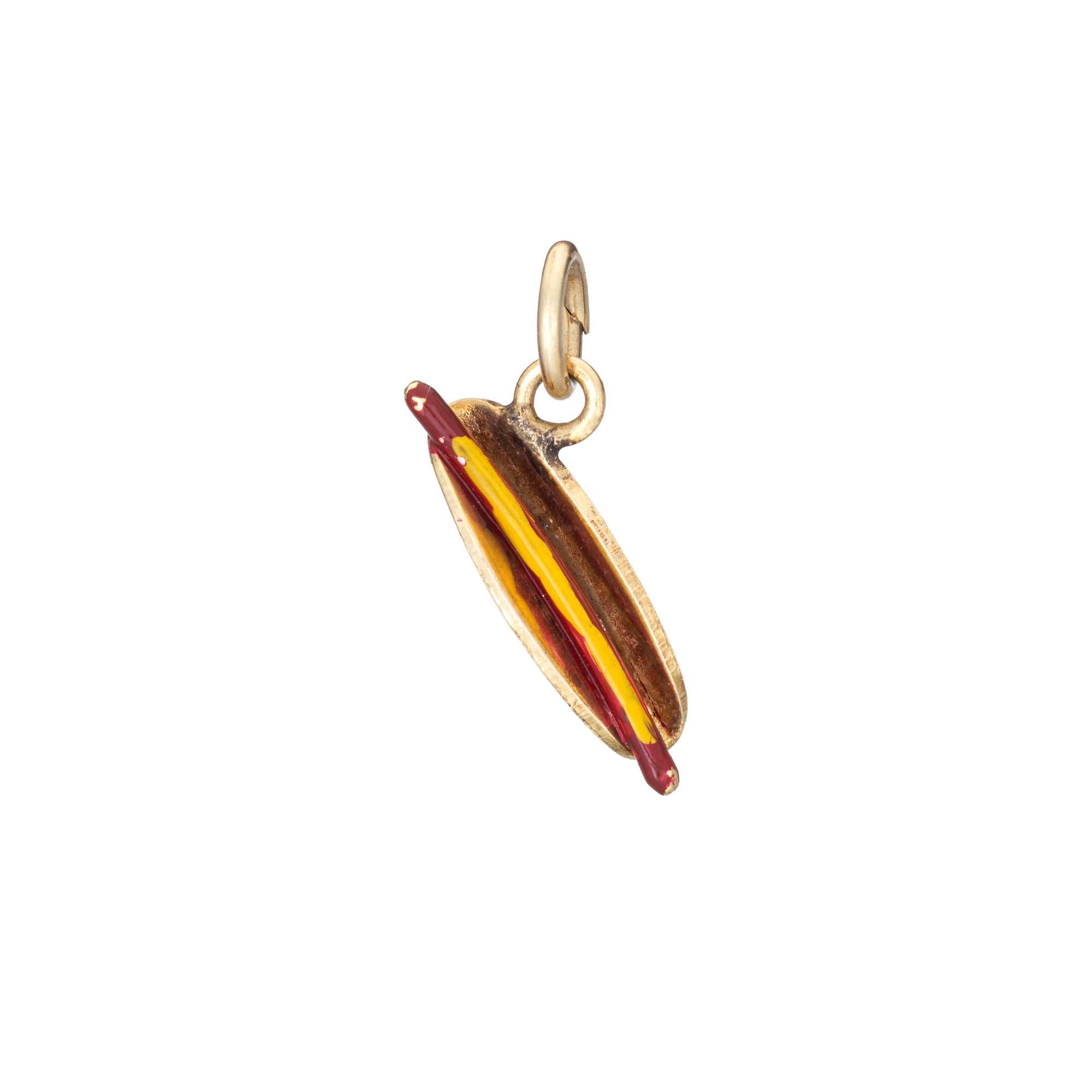 Moderno Charm d'epoca per hot dog in oro giallo 14k Ciondolo con smalto giallo rosso Gioielli sul cibo in vendita
