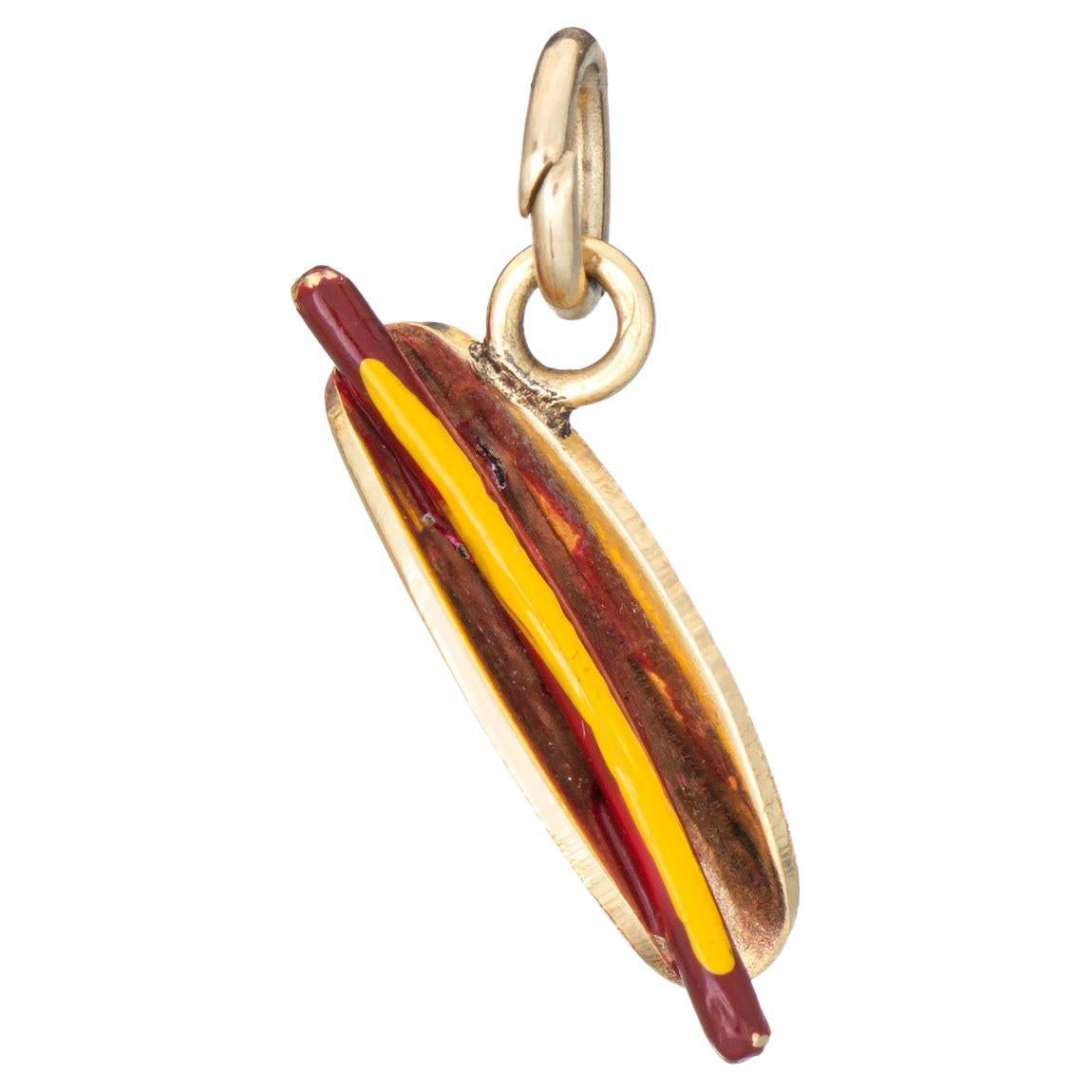 Ciondolo d
epoca in oro giallo 14k con hot dog, smalto rosso giallo, cibo Estate