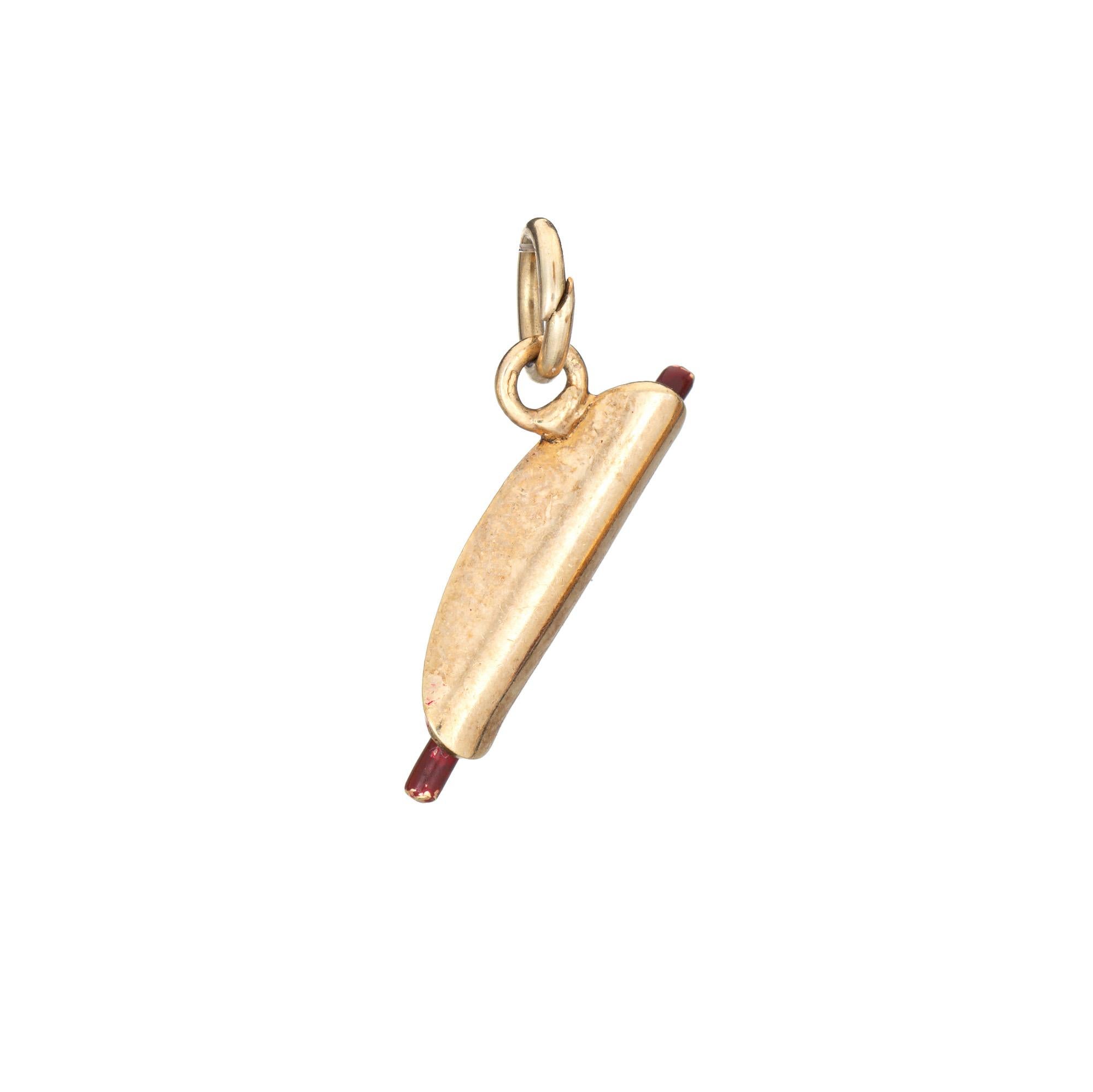 Ciondolo vintage finemente dettagliato a forma di hot dog realizzato in oro giallo 14k (circa anni '60-'70).  

Il fascino 3D ben dettagliato è pieno di personalità. Smalto rosso per il cane e smalto giallo sole per la senape. Un pezzo