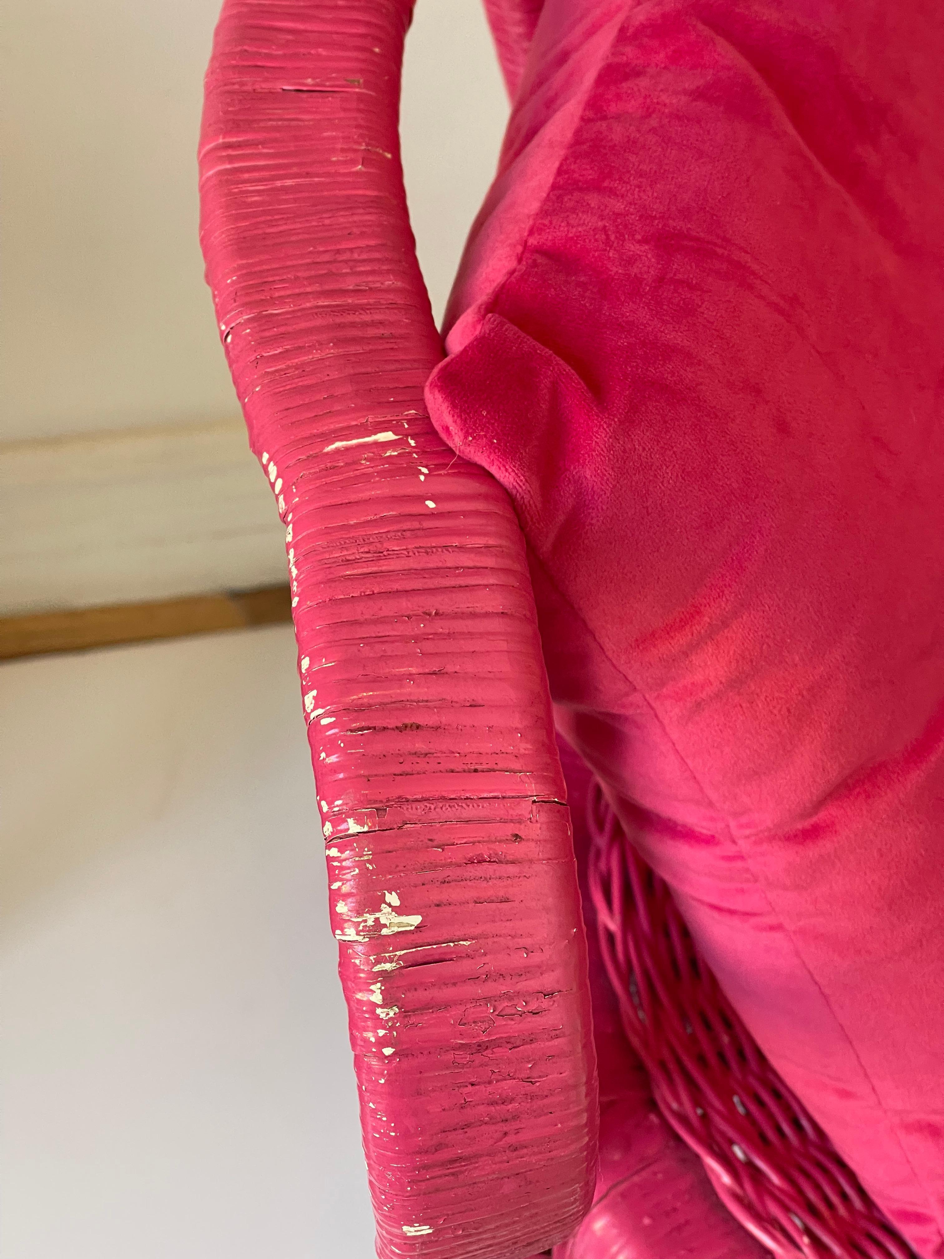 Vintage Hot Pink Peacock Wicker Chair w Pillows In Good Condition For Sale In Boca Raton, FL