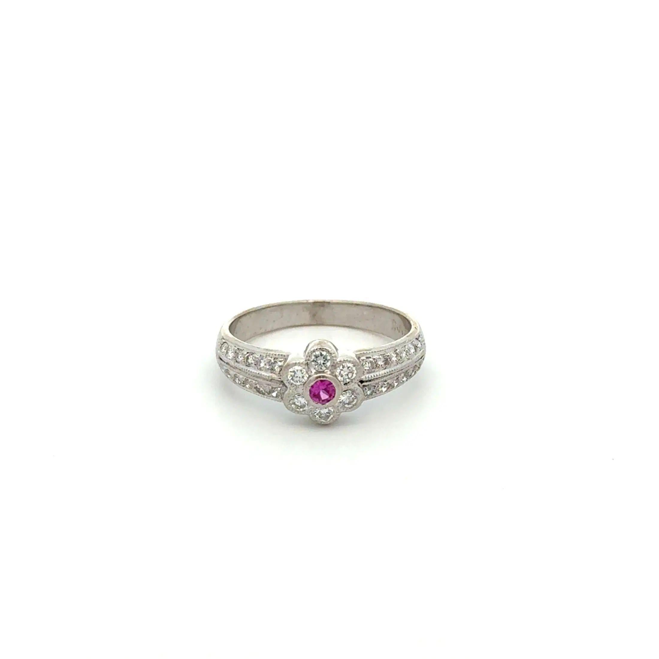 Vintage Hot Pink Sapphire and Diamond Flower Design Gold Ring In Excellent Condition For Sale In Montreal, QC