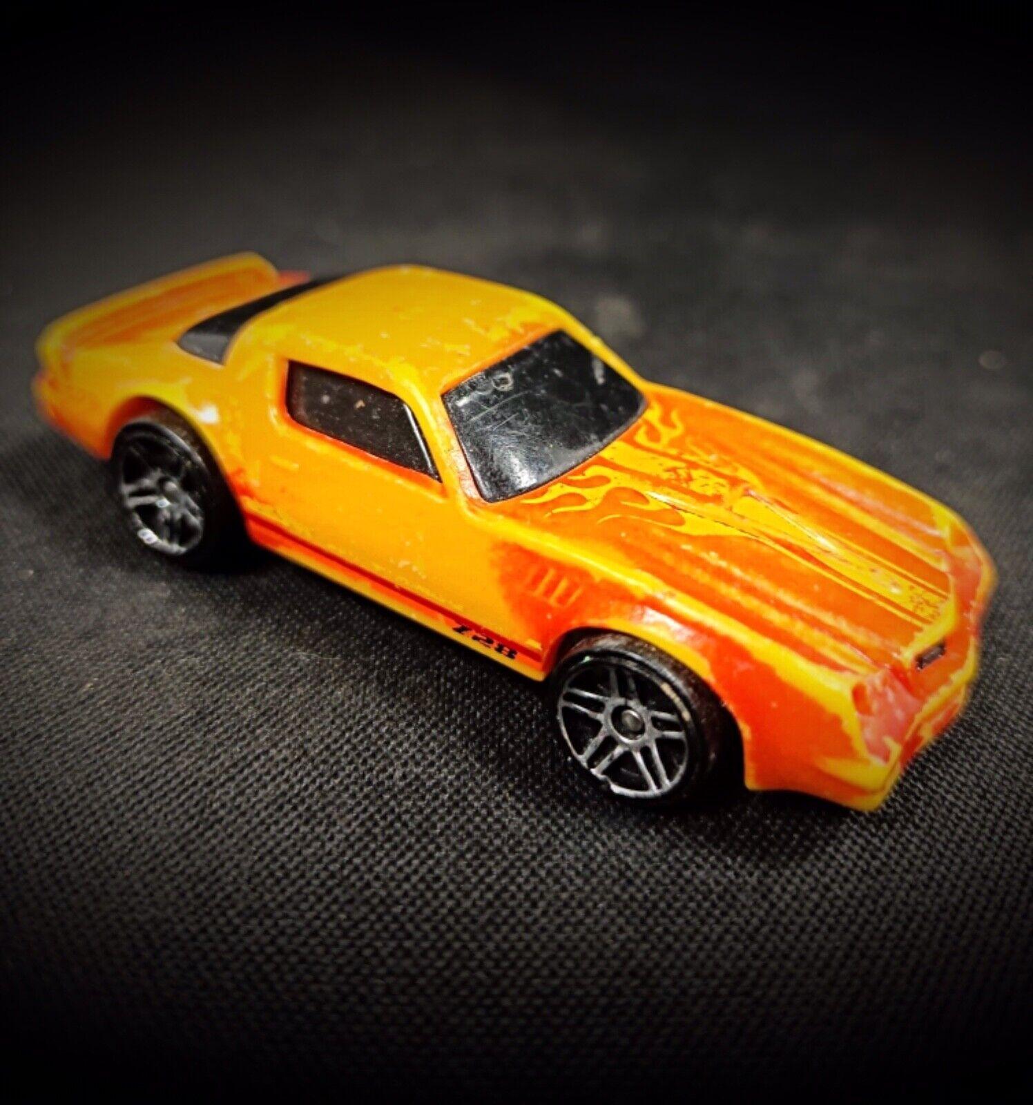 Dieser Vintage Hot Wheels Camaro Z28 von Mattel aus dem Jahr 1982 ist ein klassisches Sammlerstück für Autoliebhaber und Spielzeugsammler. Das kultige Z28-Modell ist mit aufwändigen Details versehen und verfügt über eine mehrfarbige