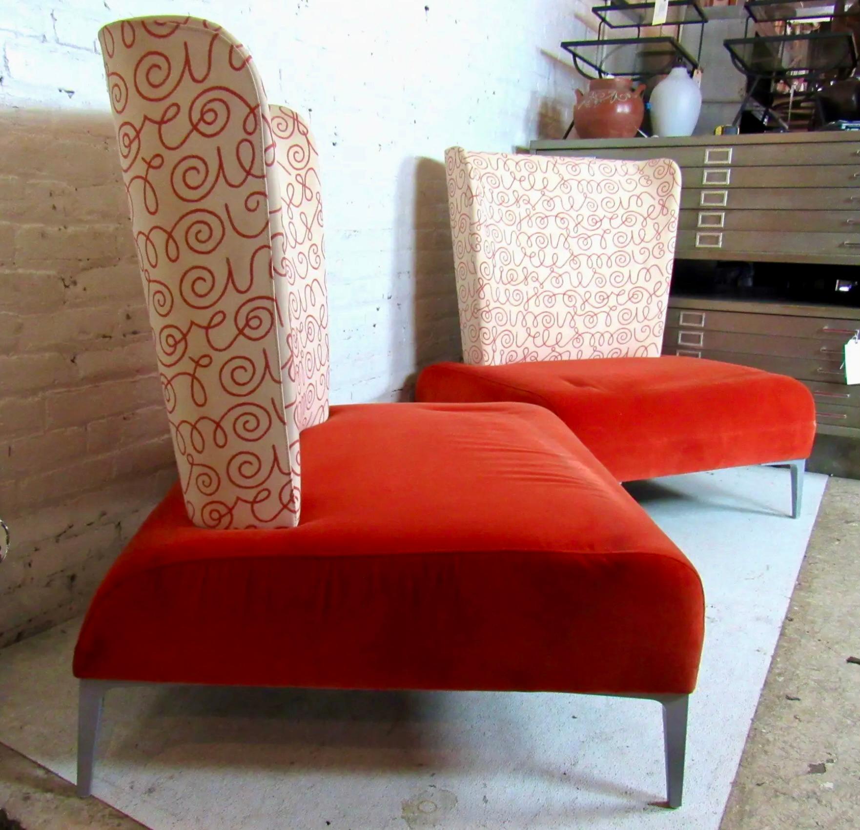 Tumbonas italianas de gran tamaño fabricadas por Segis y adquiridas en el vestíbulo de un hotel de lujo de Nueva York. Presenta salvajes respaldos tapizados y asientos de terciopelo rojo, todo ello sobre patas de metal. 
Por favor, confirme la