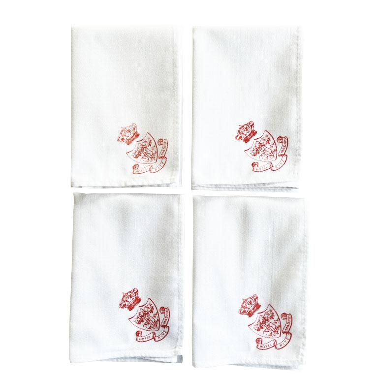 Vieux serviettes de table en lin de l'hôtel Ritz Madrid en rouge et blanc, lot de 4 en vente 1