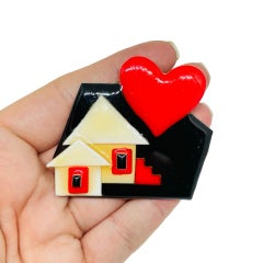 Vintage HOUSE PINS by LUCINDA broche de diseño de resina con corazón rojo blanco negro