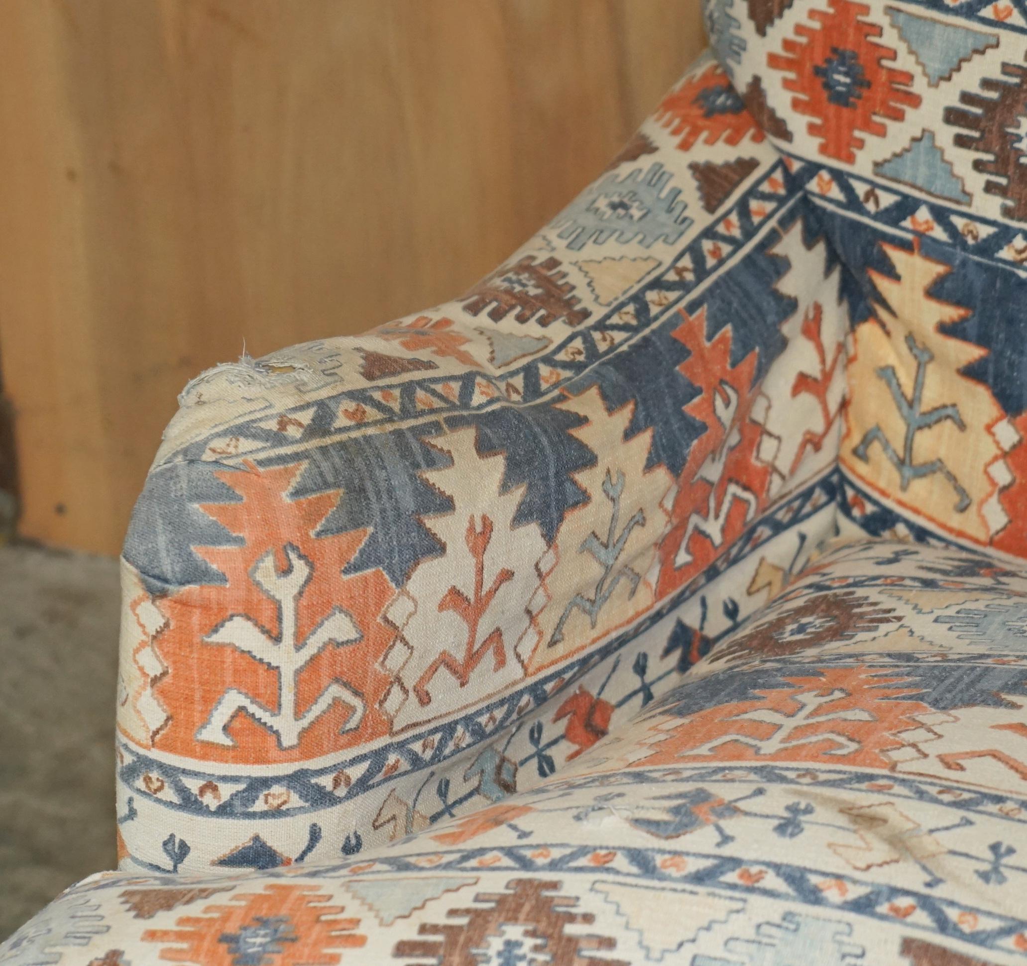 English ViNTAGE HOWARD & SON'S KILIM STYLE SOFA AND ARMCHAIR SUITE DISTRESSED FABRIC