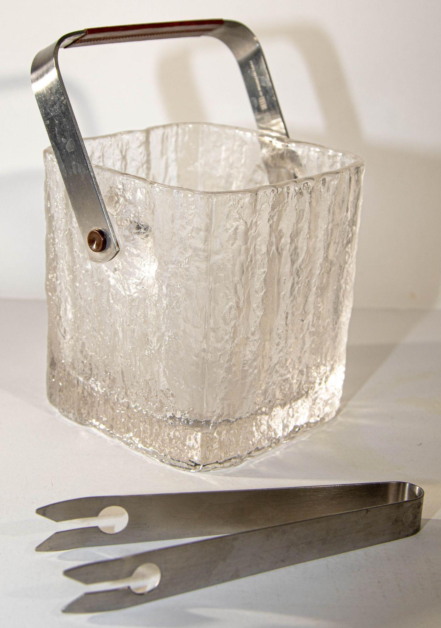 Vintage Mid-Century Modern Hoya Glacier Ice Bucket mit strukturiertem Eisglas, Japan, CIRCA 1960er Jahre.
Der in den 1960er Jahren von der japanischen Marke Hoya hergestellte japanische Eiskübel im Mid-Century-Modern-Stil hat ein schweres,