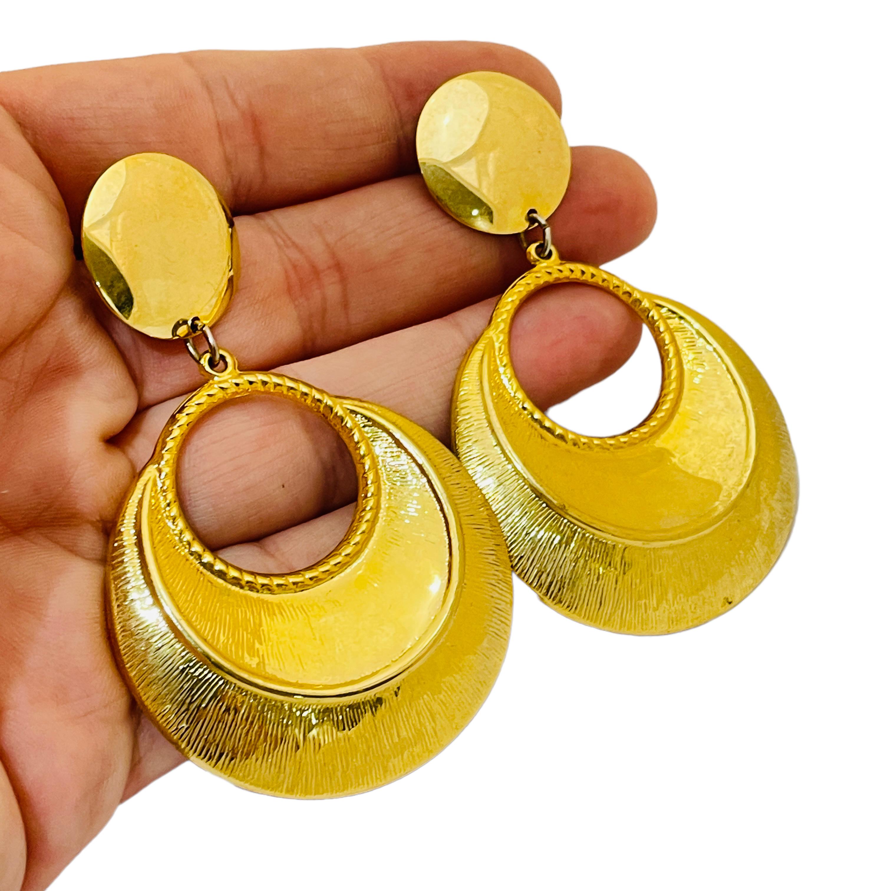 DETAILS

• unsigned 

• gold tone  

• vintage designer pierced earrings

MEASUREMENTS

• 2.63