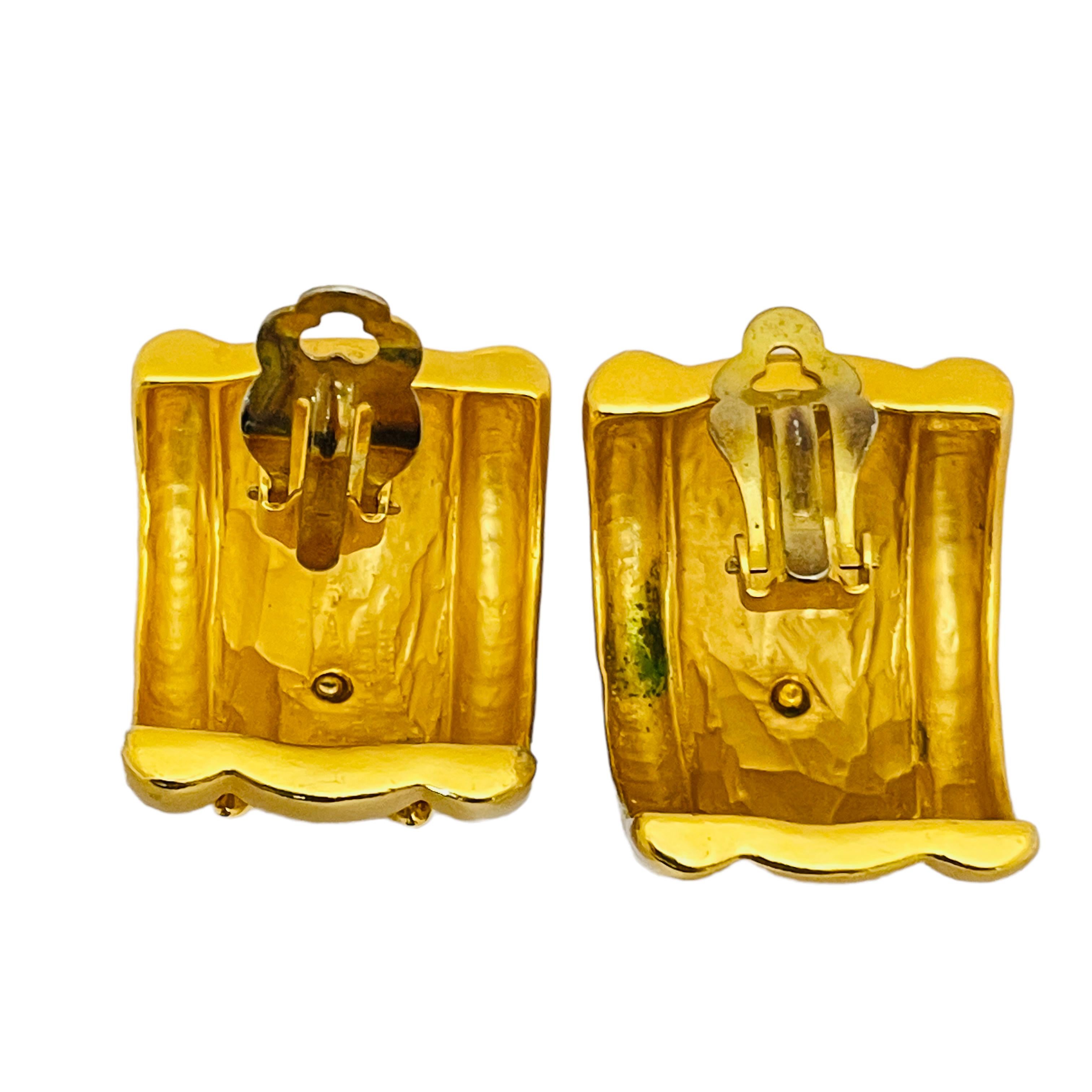 Vintage huge gold designer runway clip on earrings In Good Condition For Sale In Palos Hills, IL